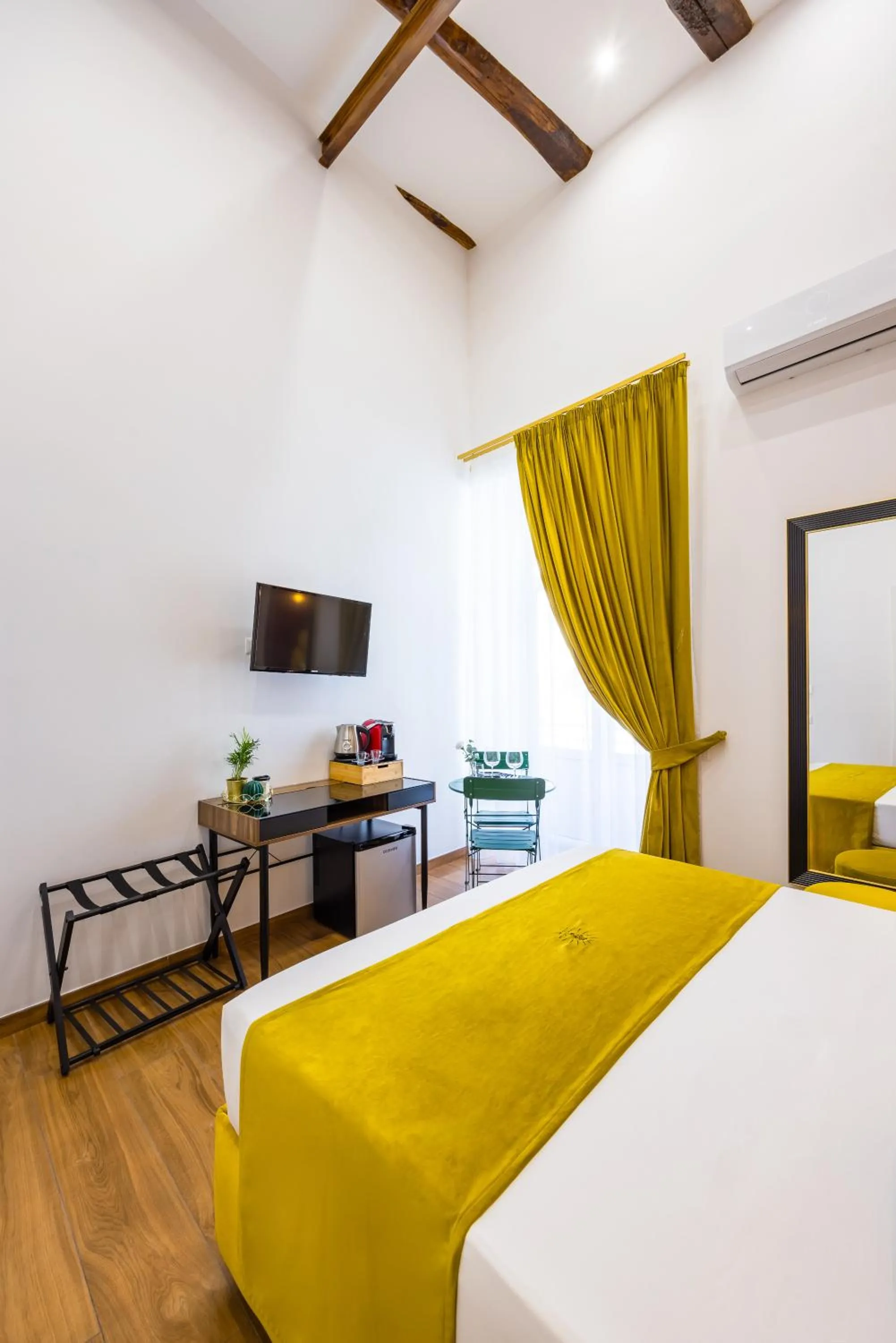 Photo of the whole room, Bed in L'Angolo d'o core