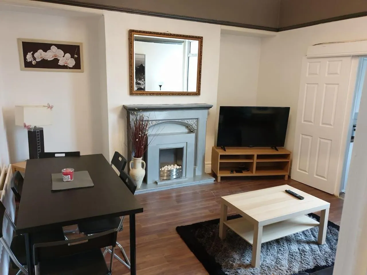 Living room in South Shield's Hidden Gem Garnet 3 Bedroom Apartme