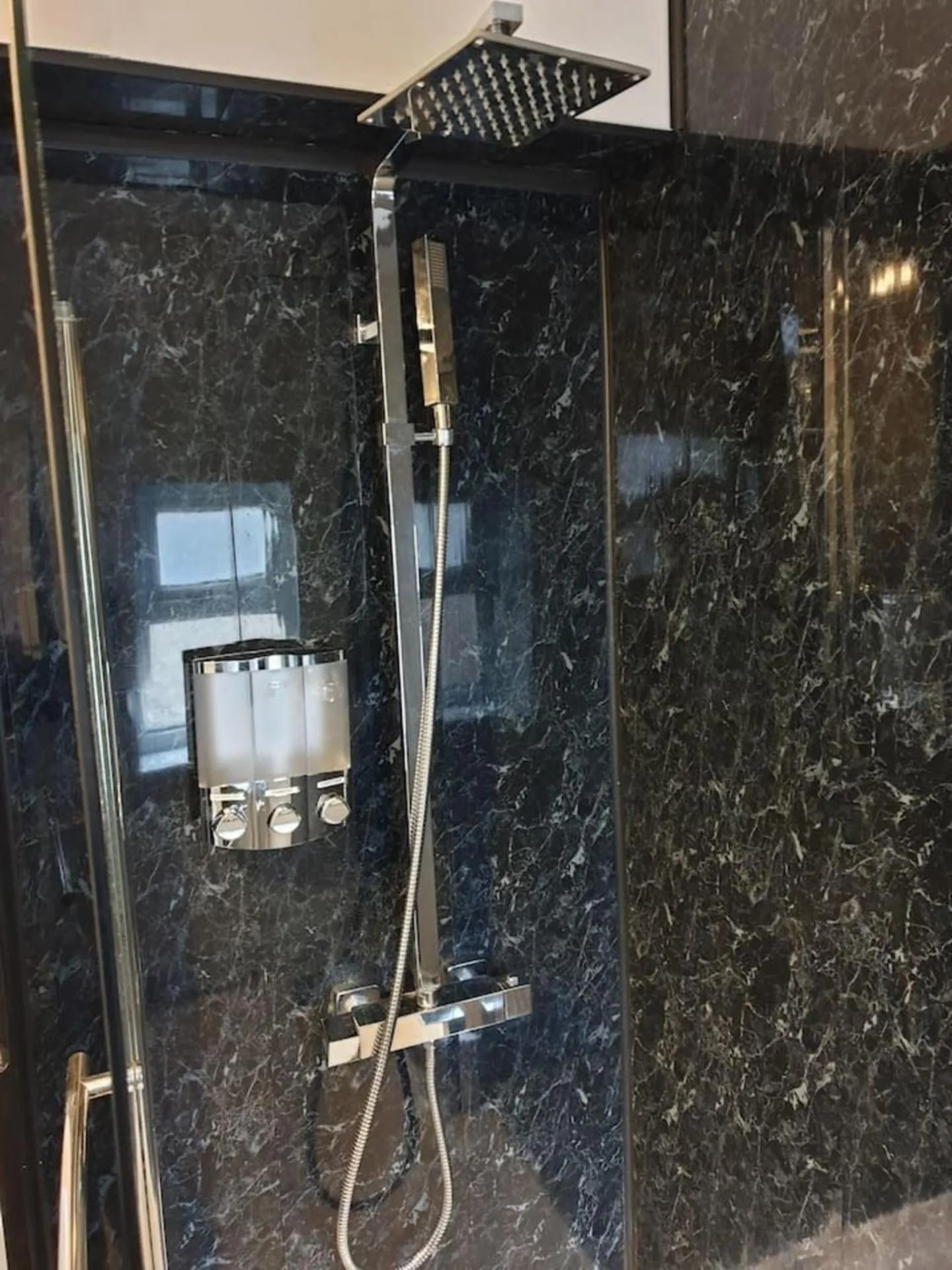 Bathroom in South Shield's Hidden Gem Garnet 3 Bedroom Apartme
