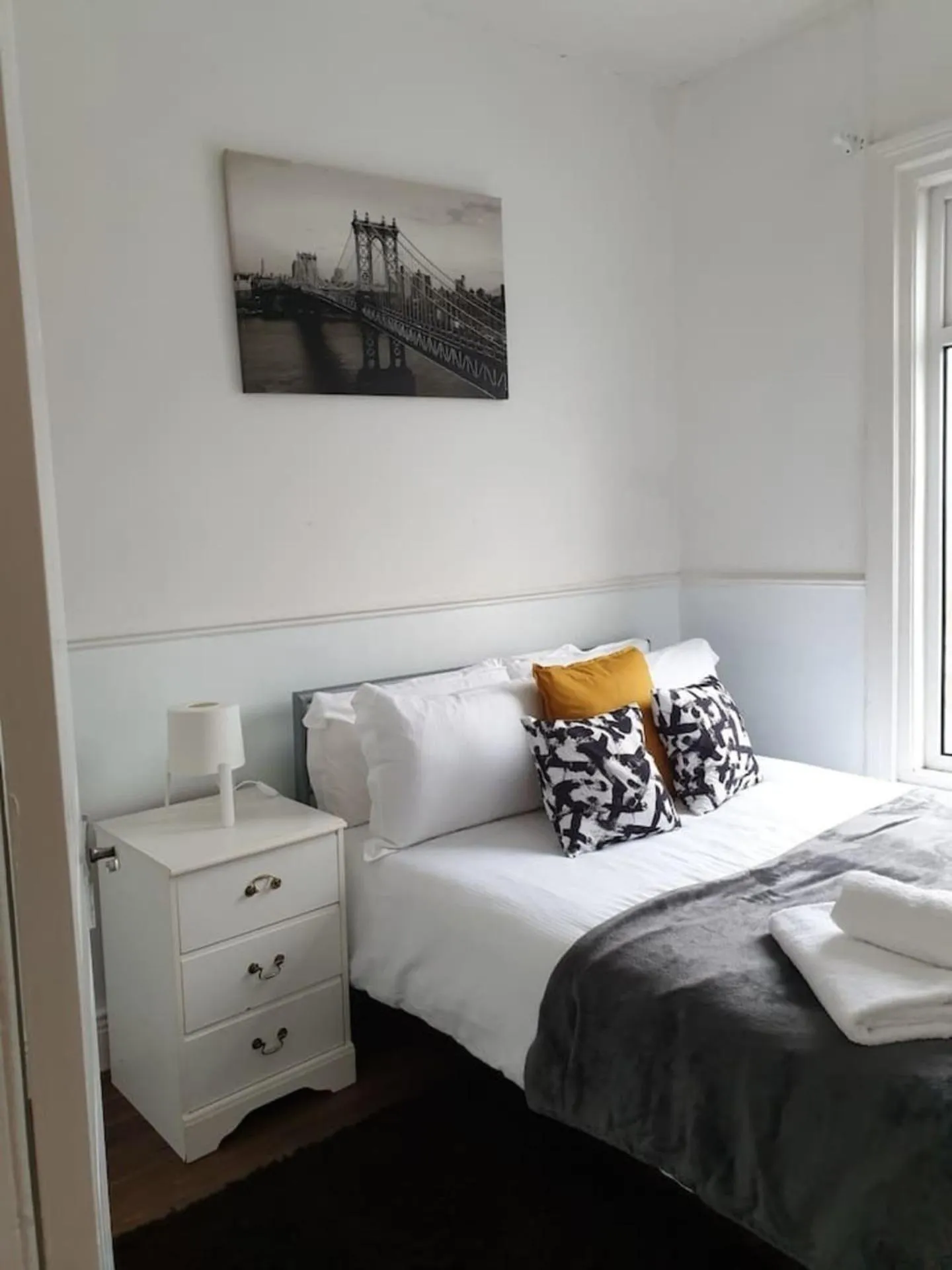 Photo of the whole room, Bed in South Shield's Hidden Gem Garnet 3 Bedroom Apartme