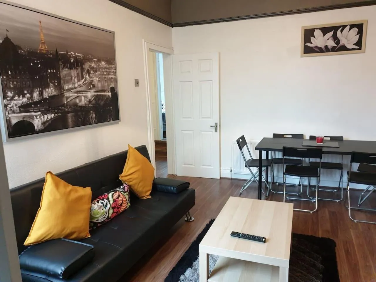 Living room in South Shield's Hidden Gem Garnet 3 Bedroom Apartme
