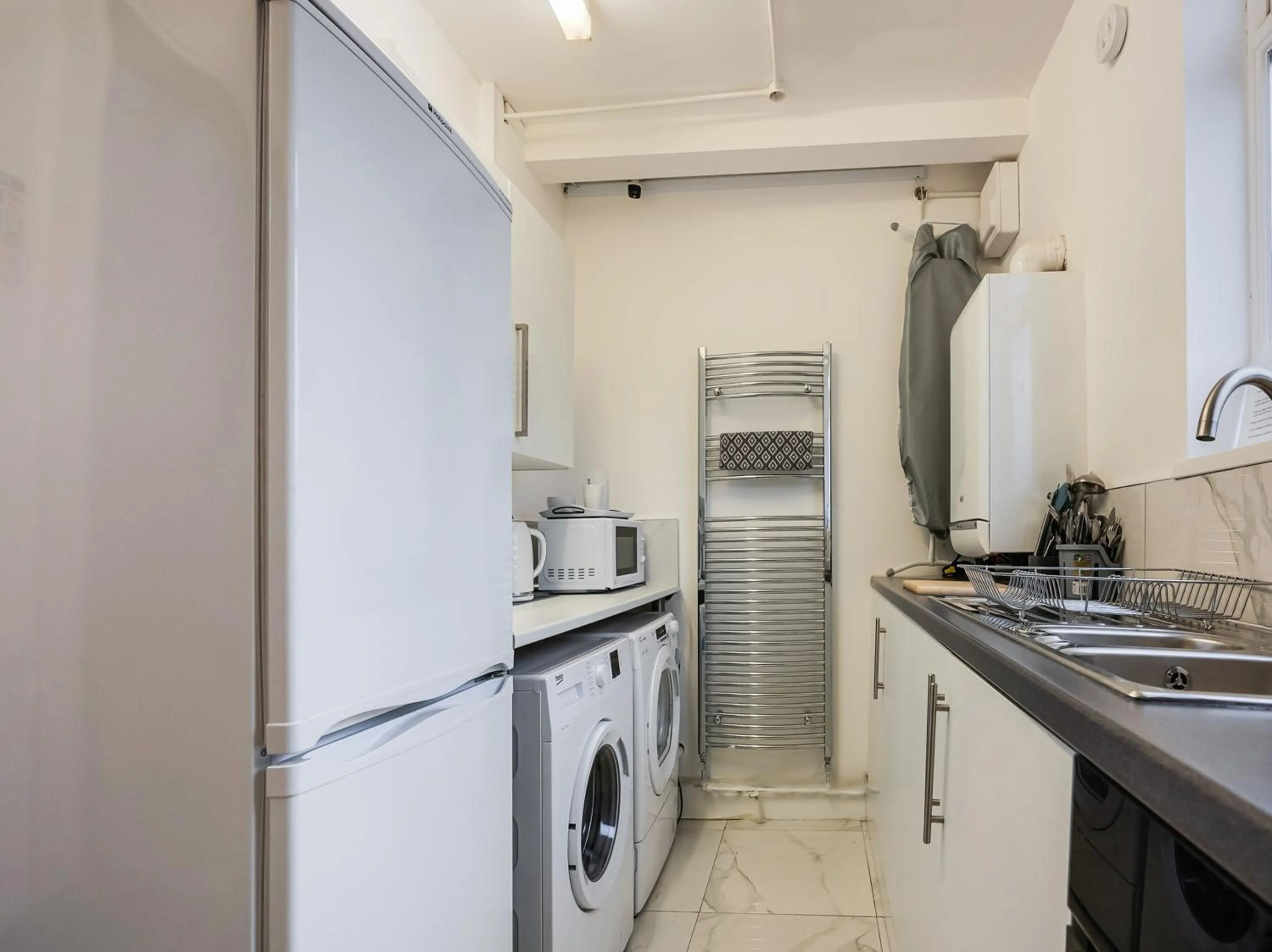 Kitchen or kitchenette in OYO Bellevue Apartments Middlesborough