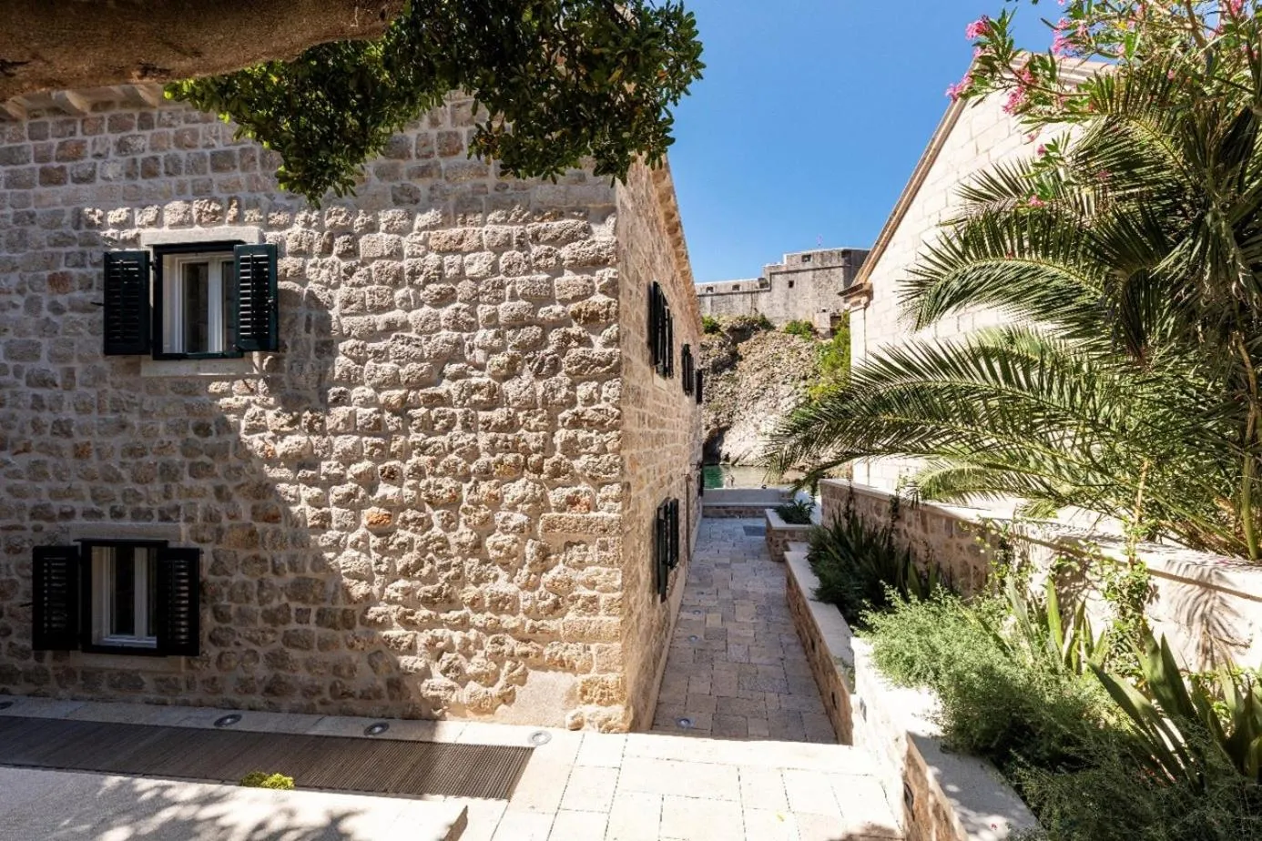 Sea Rocks Residence