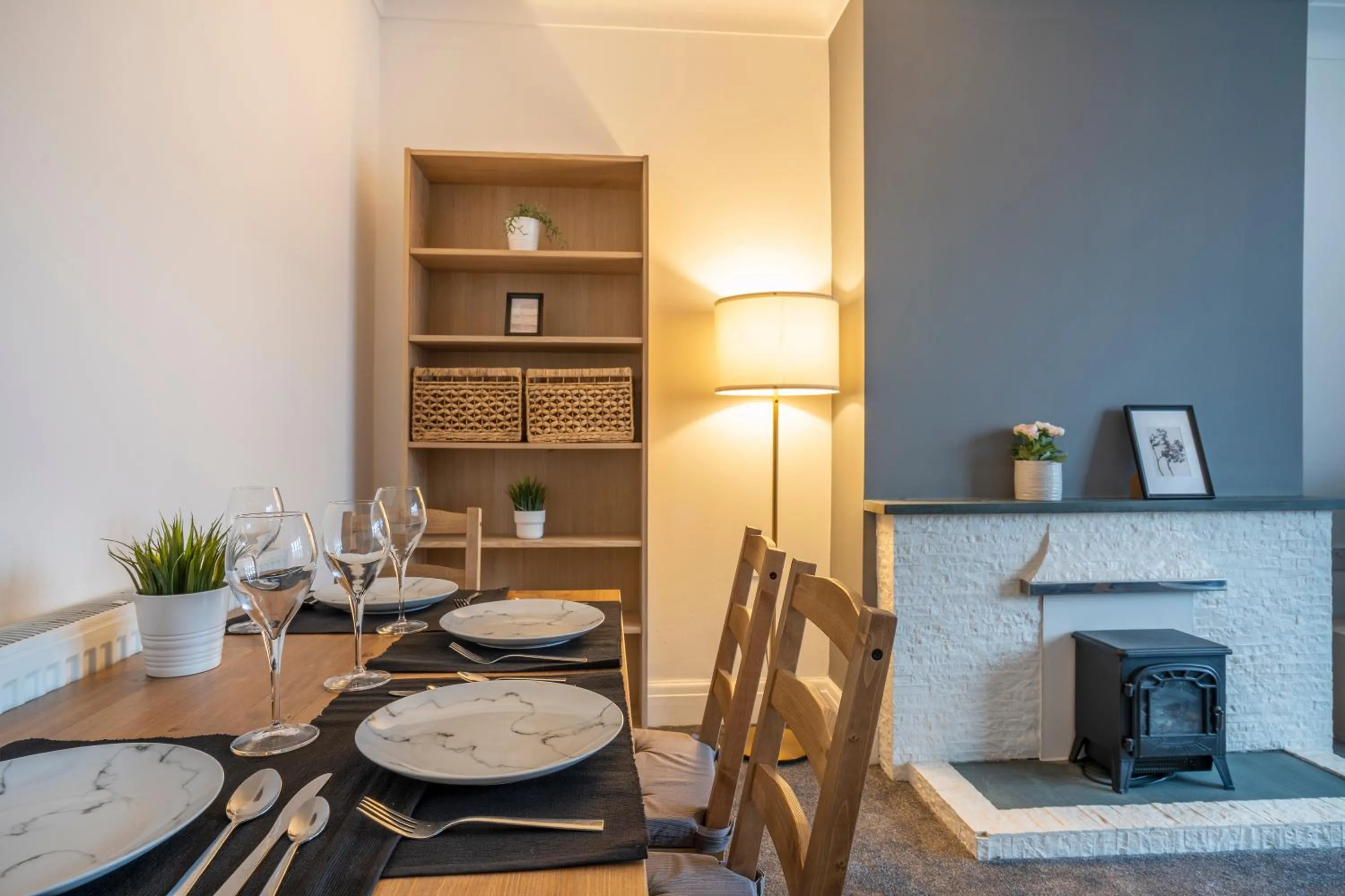 Modern Apartment -Free Parking - by Holiday Homes