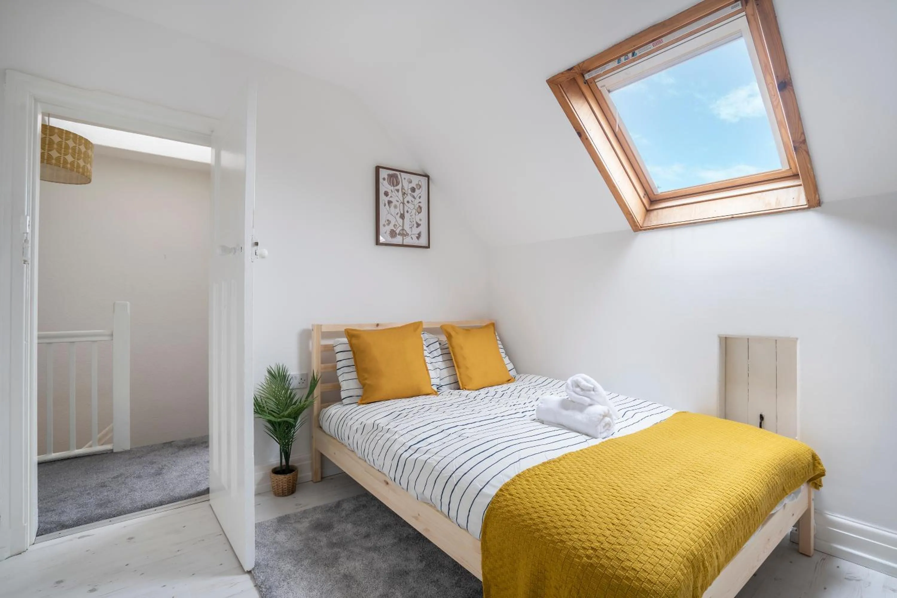 Modern Apartment -Free Parking - by Holiday Homes