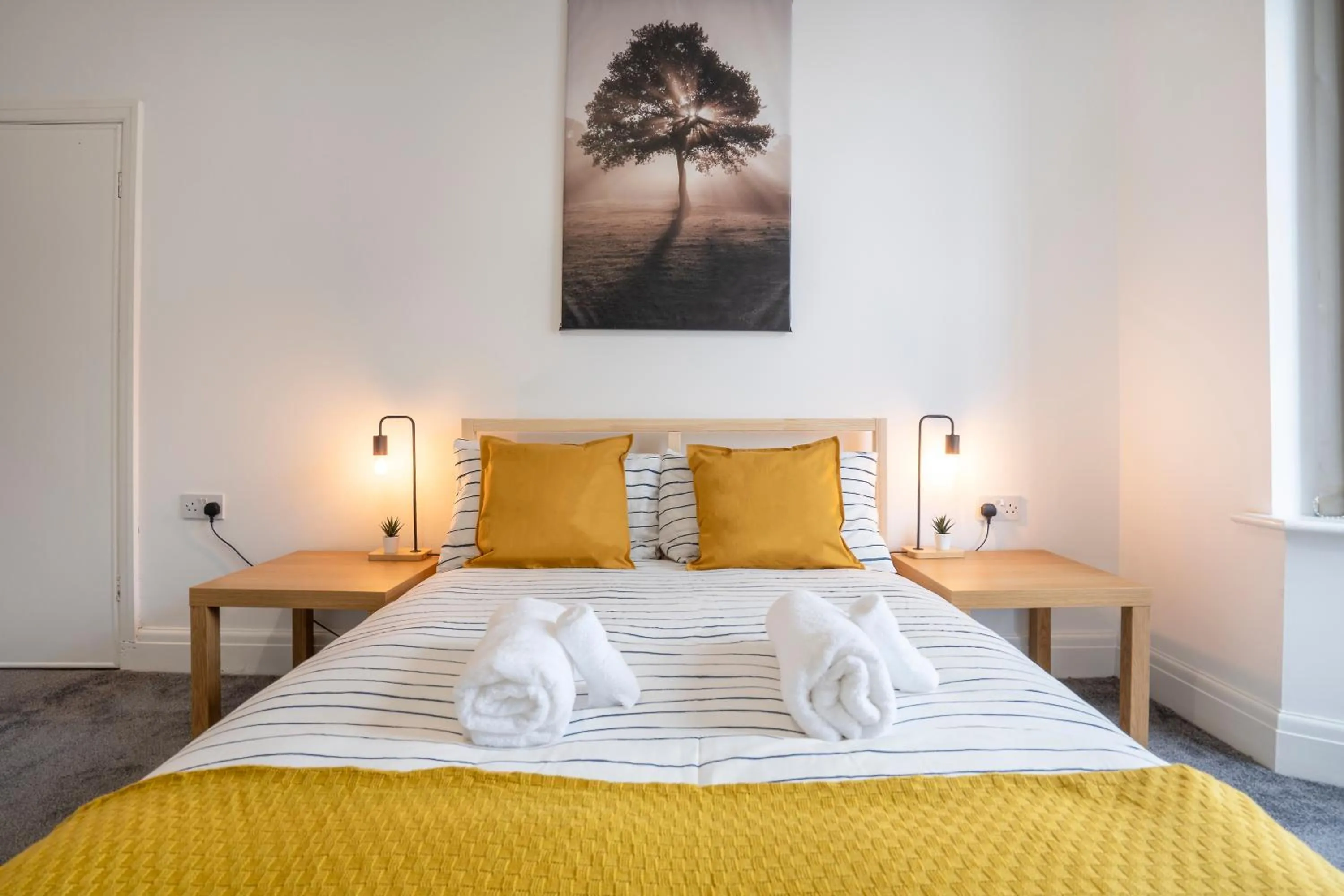 Modern Apartment -Free Parking - by Holiday Homes