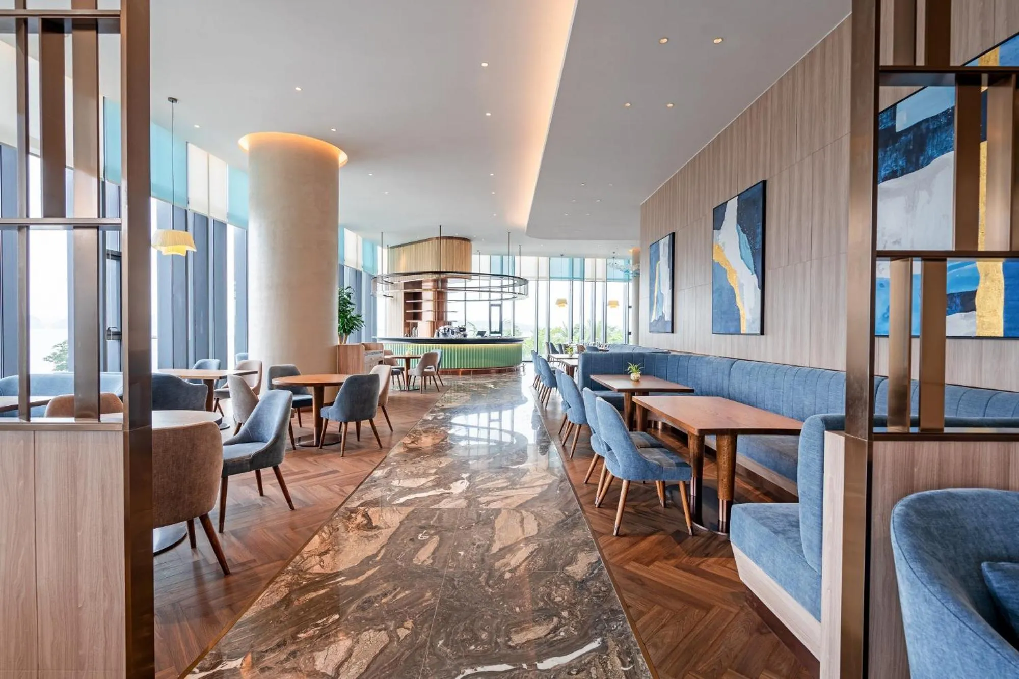 Restaurant/places to eat in A La Carte Ha Long Bay Managed by TASECO