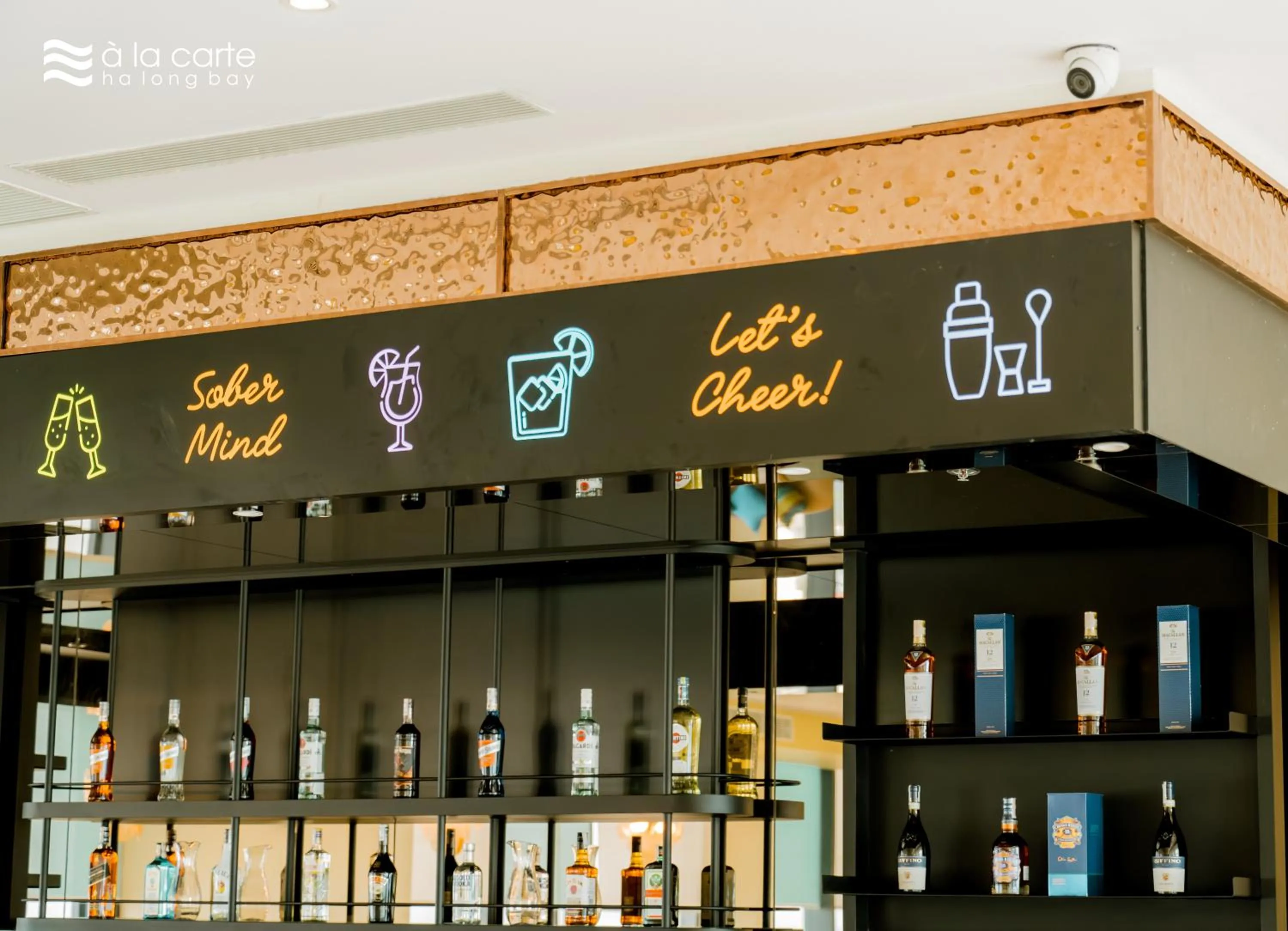 Lounge or bar in A La Carte Ha Long Bay Managed by TASECO