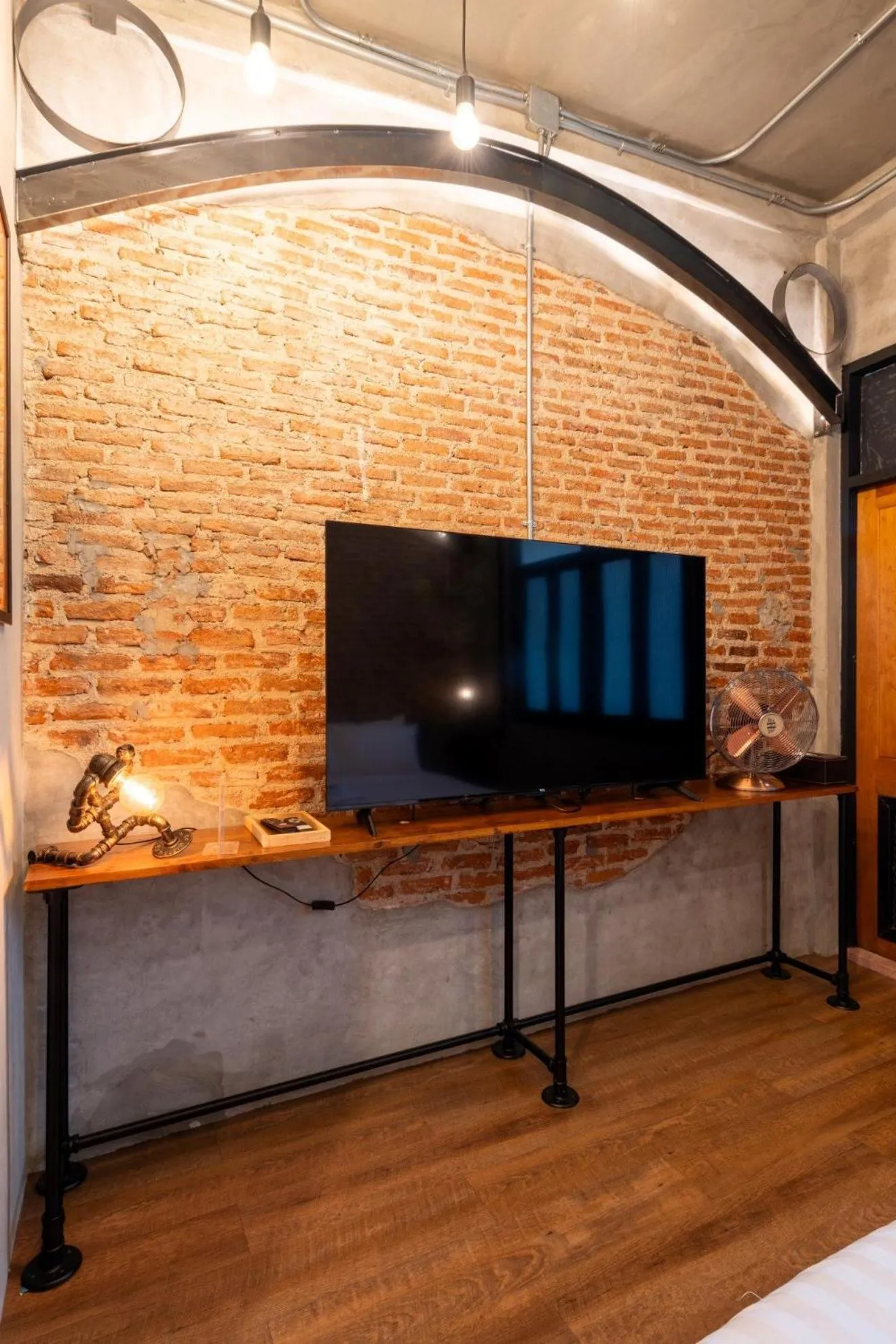 TV and multimedia in House of Machine Boutique Hotel