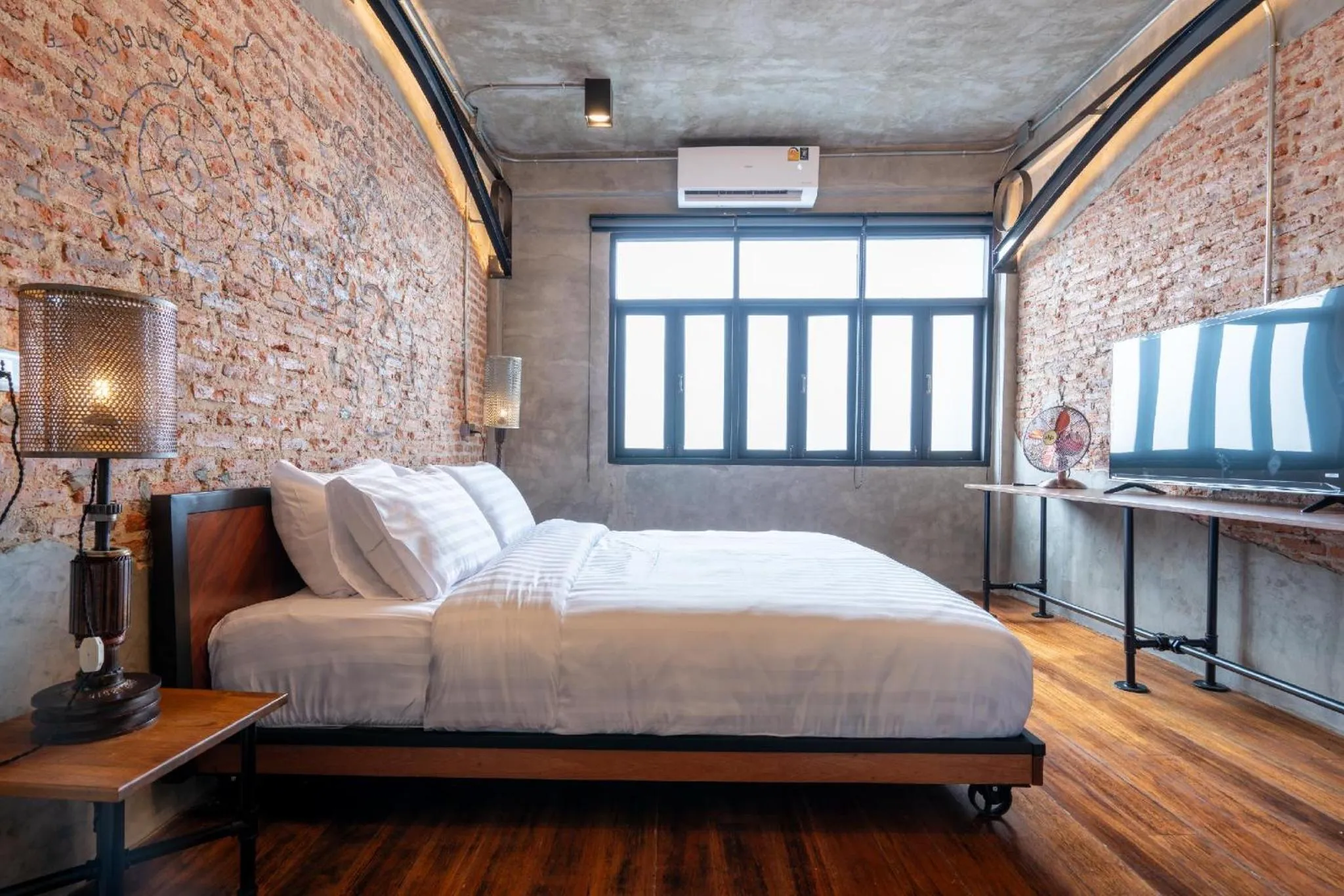 Deluxe King Room - Non-Smoking in House of Machine Boutique Hotel