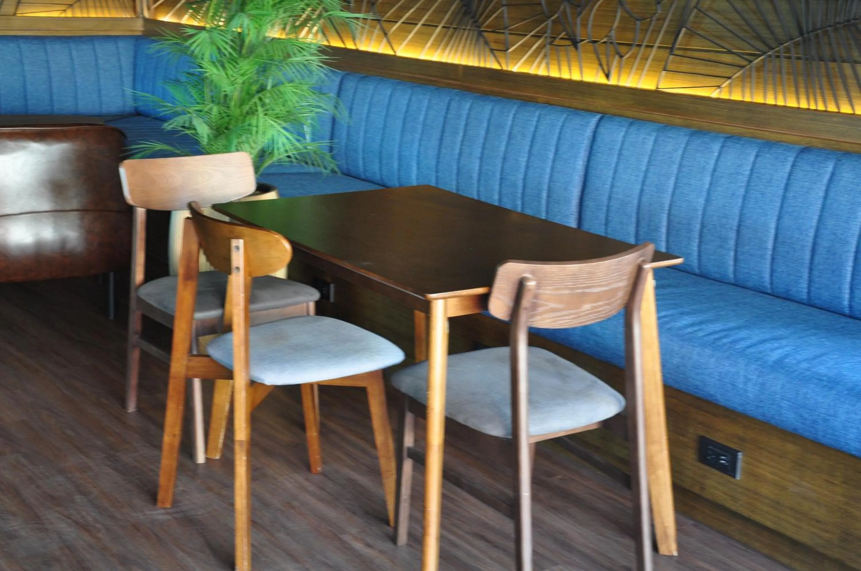 Restaurant/places to eat in The Bedrooms Maeklong and Services Apartment