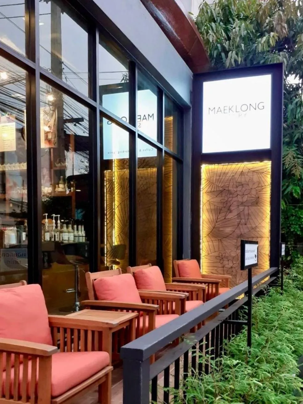 Restaurant/places to eat in The Bedrooms Maeklong and Services Apartment