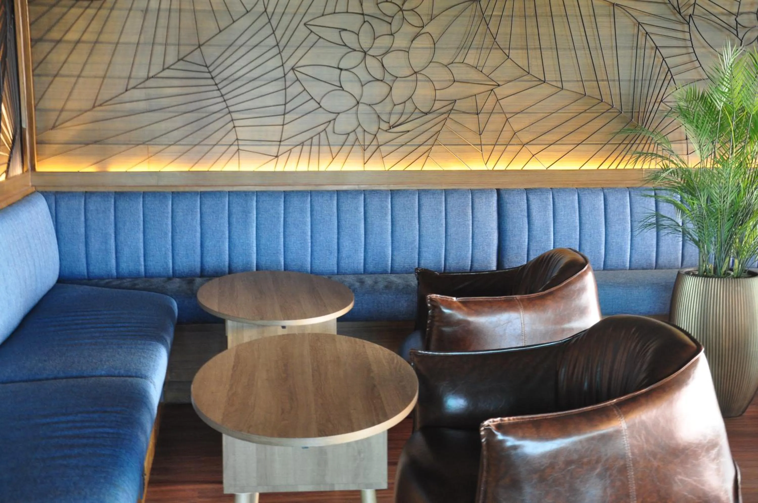 Restaurant/places to eat in The Bedrooms Maeklong and Services Apartment