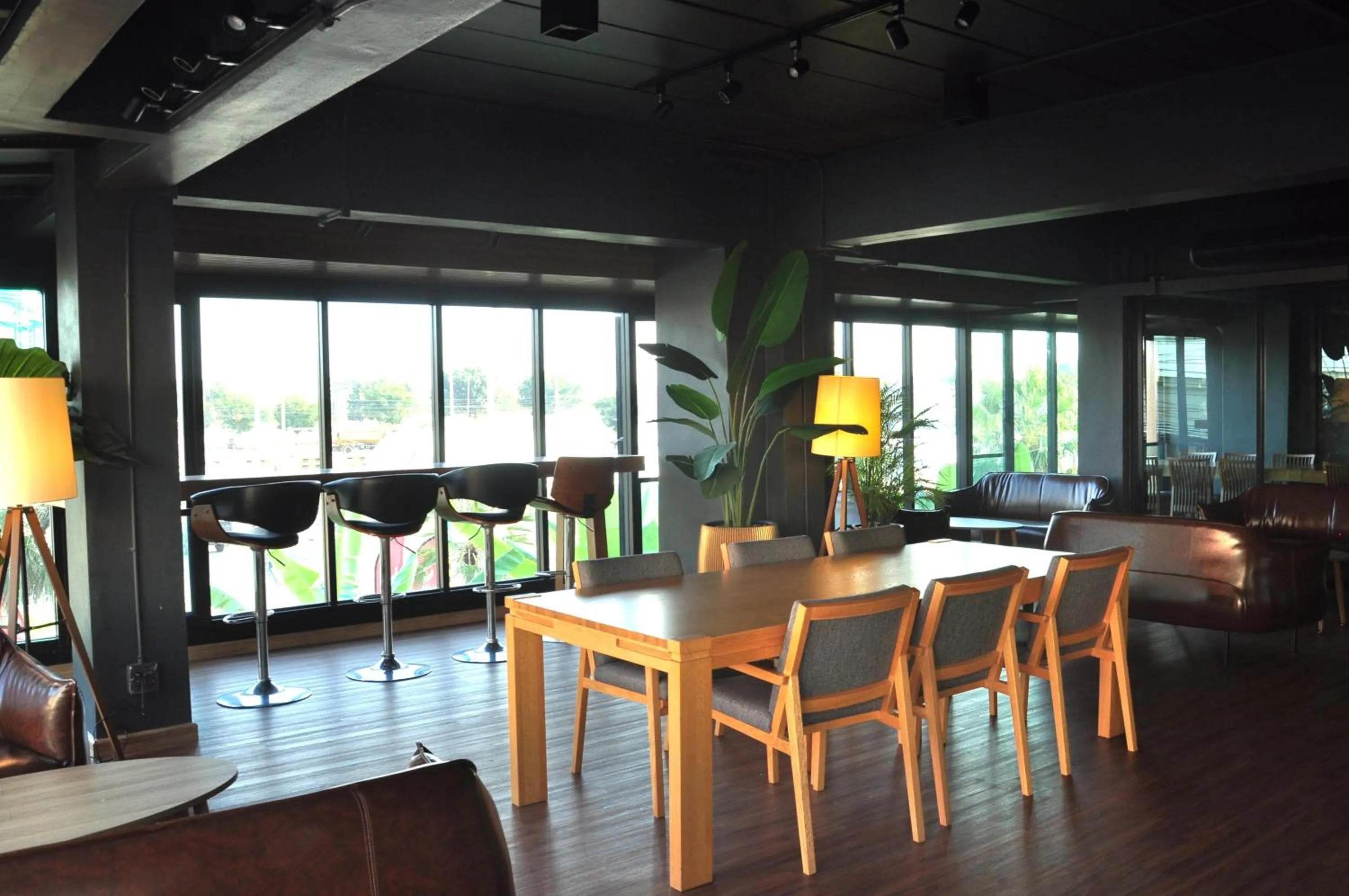 Restaurant/places to eat in The Bedrooms Maeklong and Services Apartment