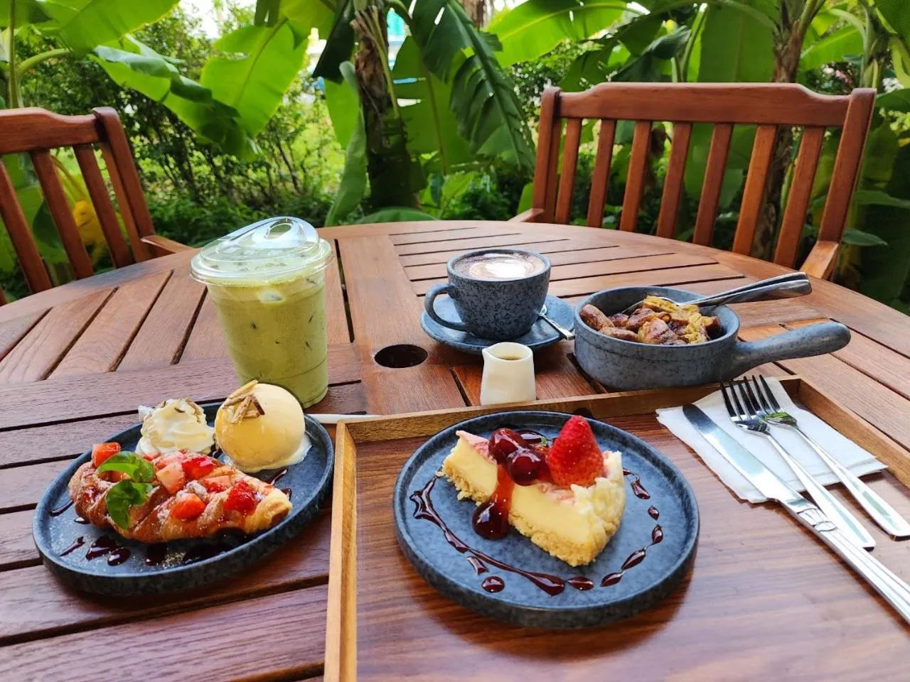 Restaurant/places to eat in The Bedrooms Maeklong and Services Apartment