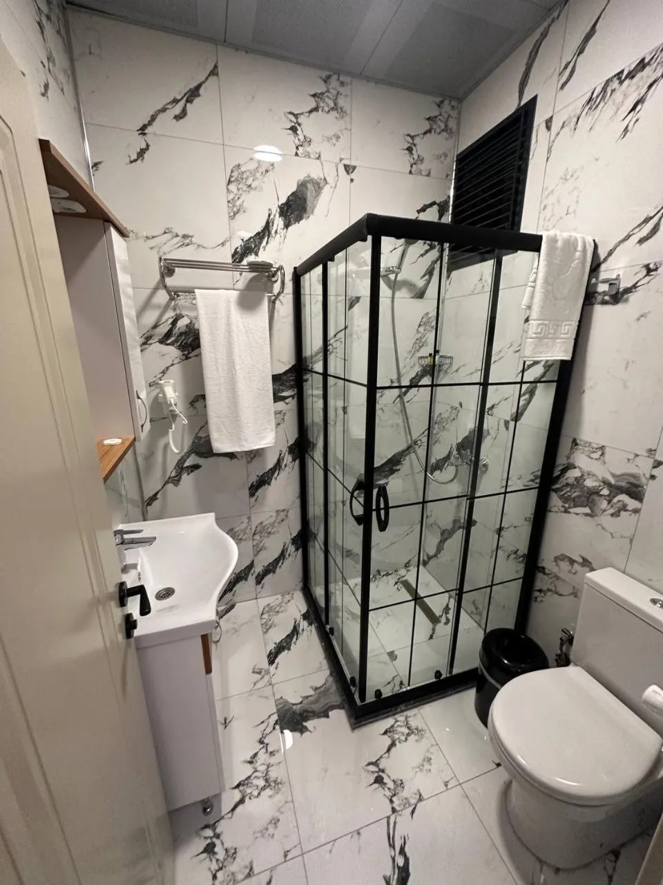 Shower in Akel Guest House