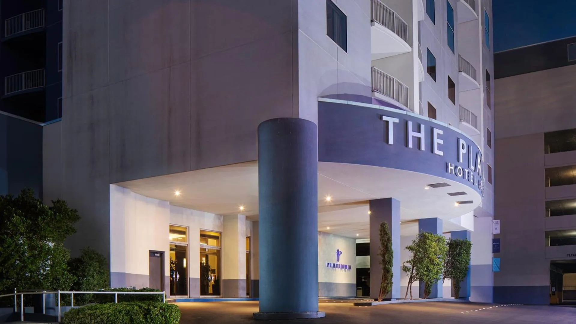 Ultimate Las Vegas Getaway One Bedroom Suite with Balcony, Kitchen, Gym, Pool & Free Parking