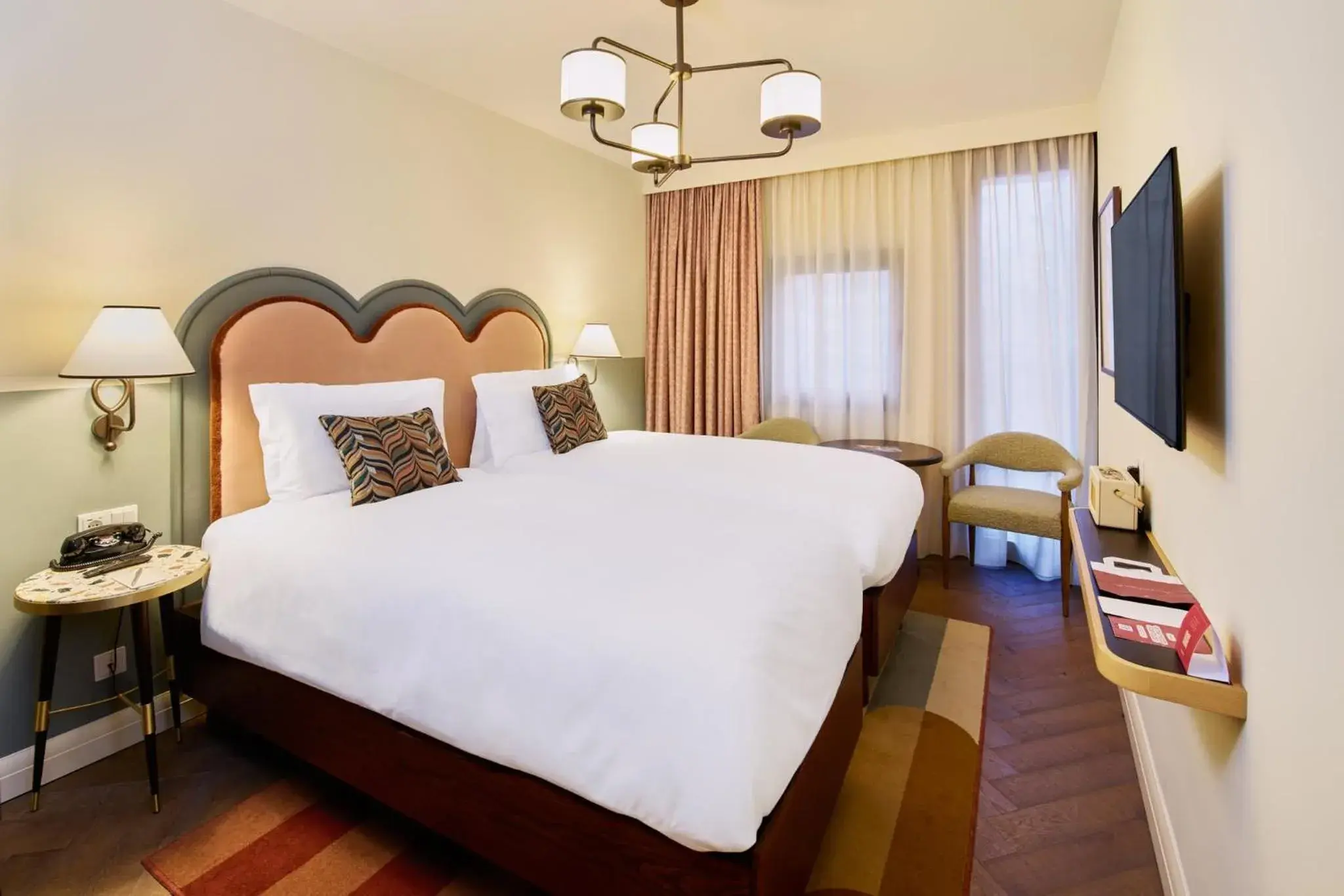 Bedroom, Bed in The Hoxton, Berlin Bedroom, Bed in The Hoxton, Berlin