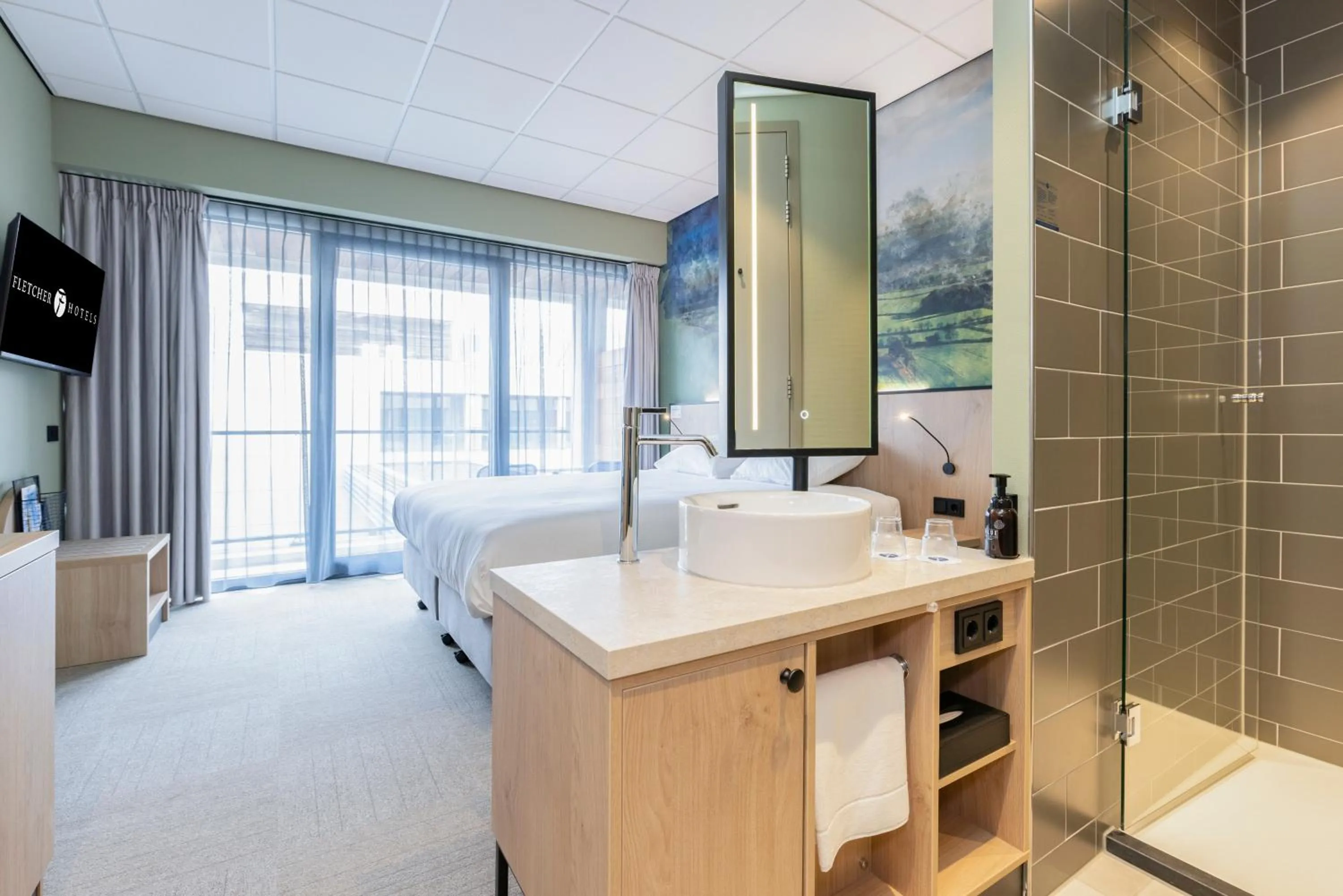 Shower, Bed in Fletcher Hotel-Restaurant Marknesse