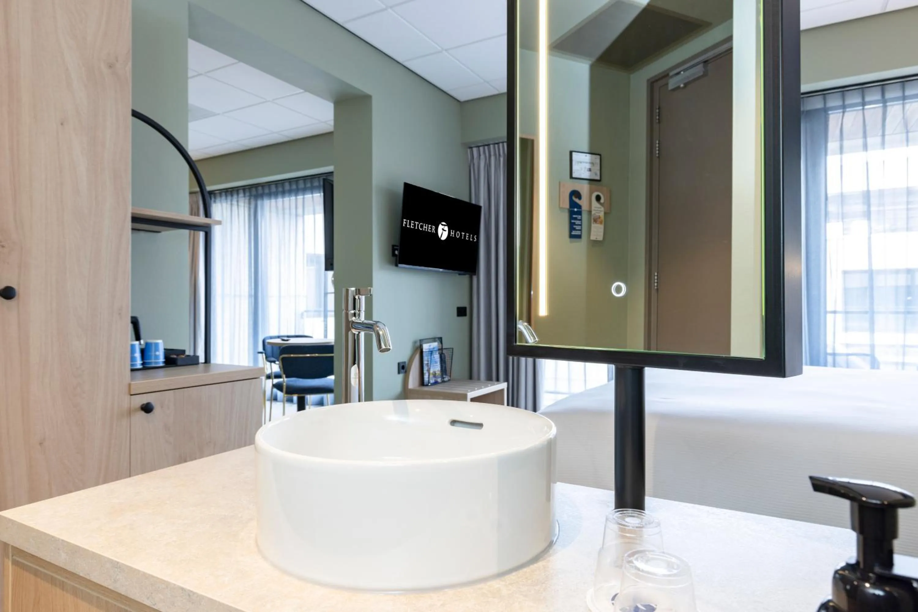 Bathroom, Bed in Fletcher Hotel-Restaurant Marknesse