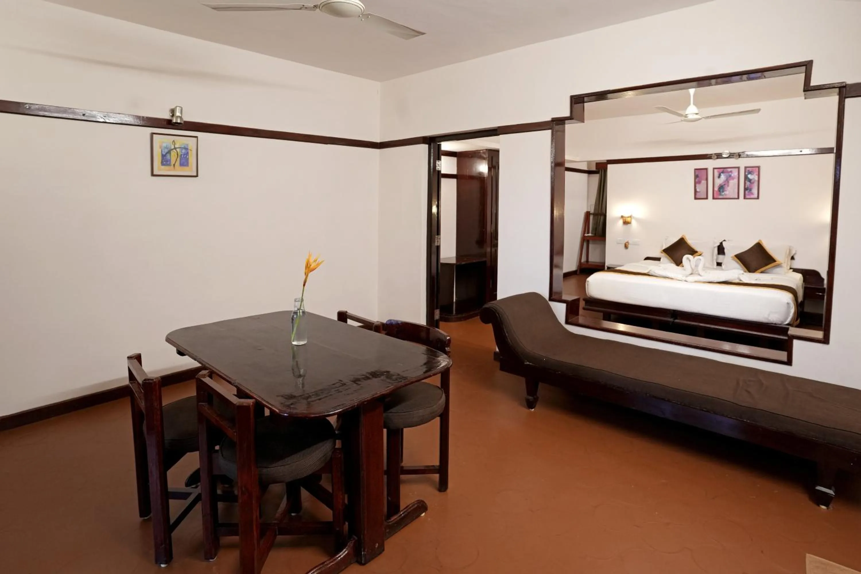 Dining area, Bed in Coffee Acres Resort