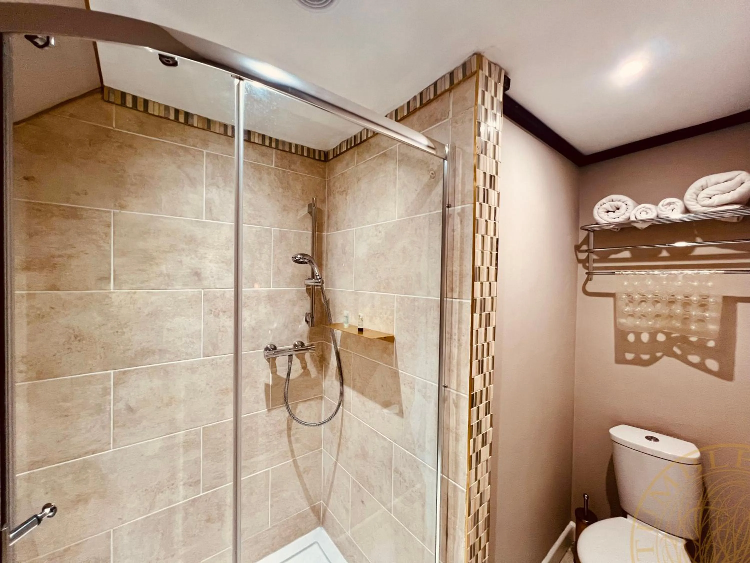 Shower in Tumbleweed Cottage