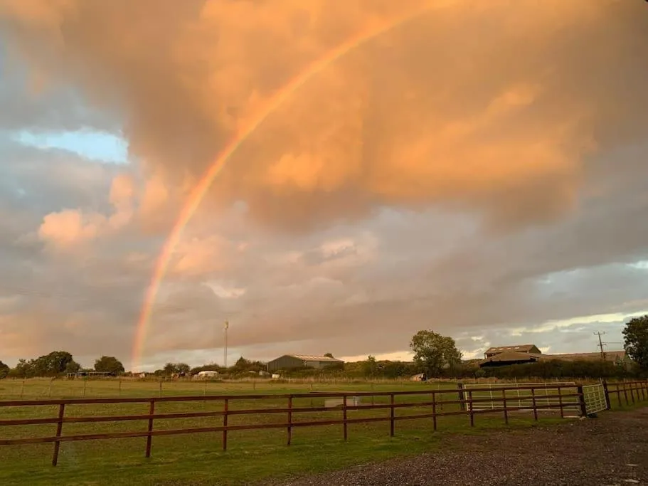 Sunset in The Paddocks - Spacious annexe with rural outlook.
