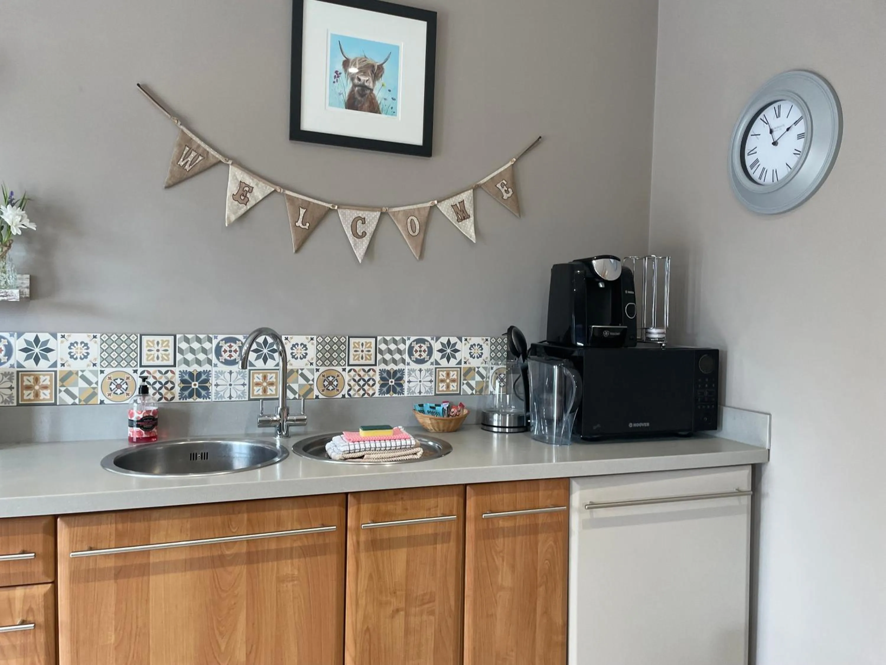 Coffee/tea facilities in The Paddocks - Spacious annexe with rural outlook.