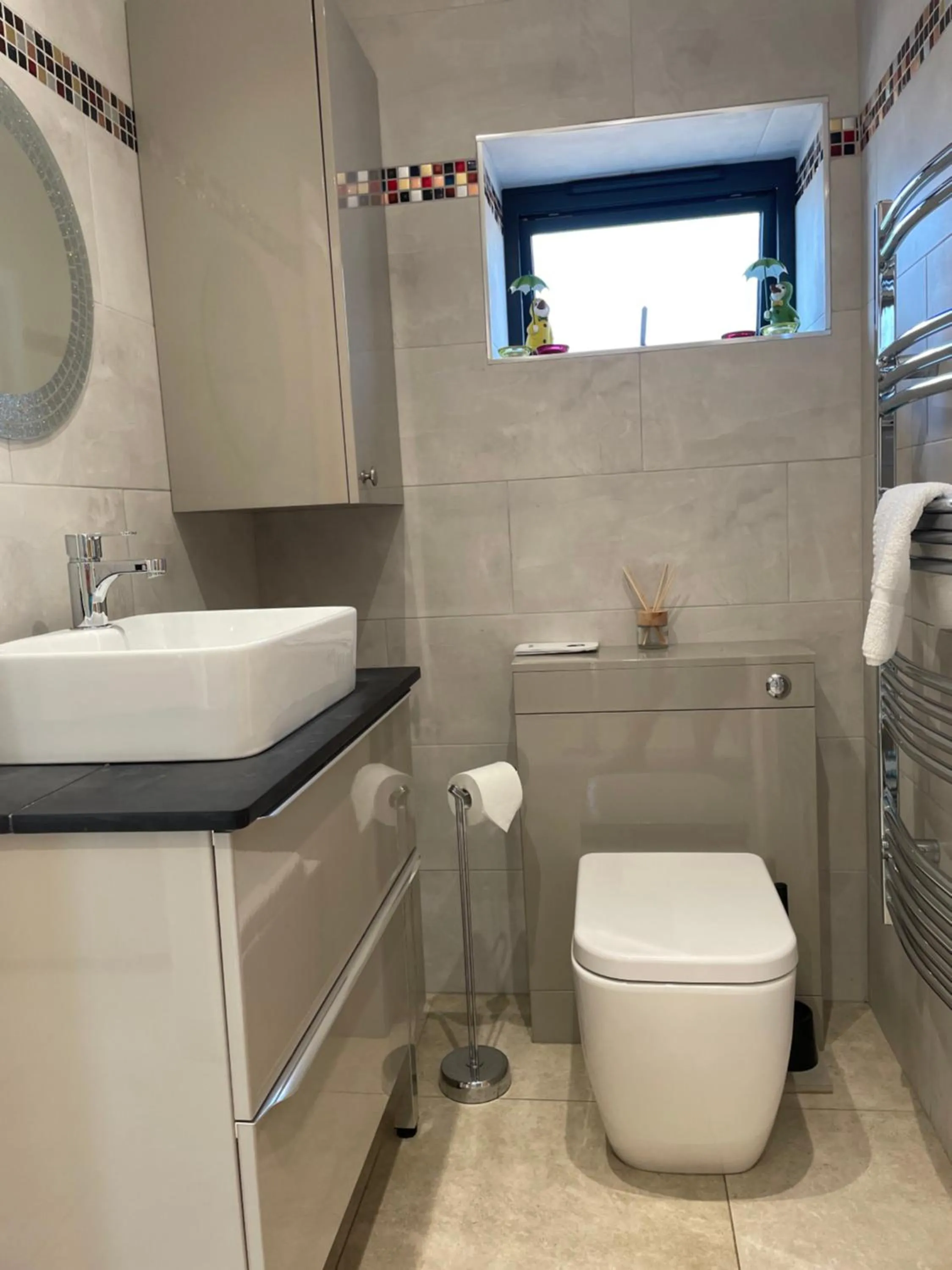 Toilet in The Paddocks - Spacious annexe with rural outlook.