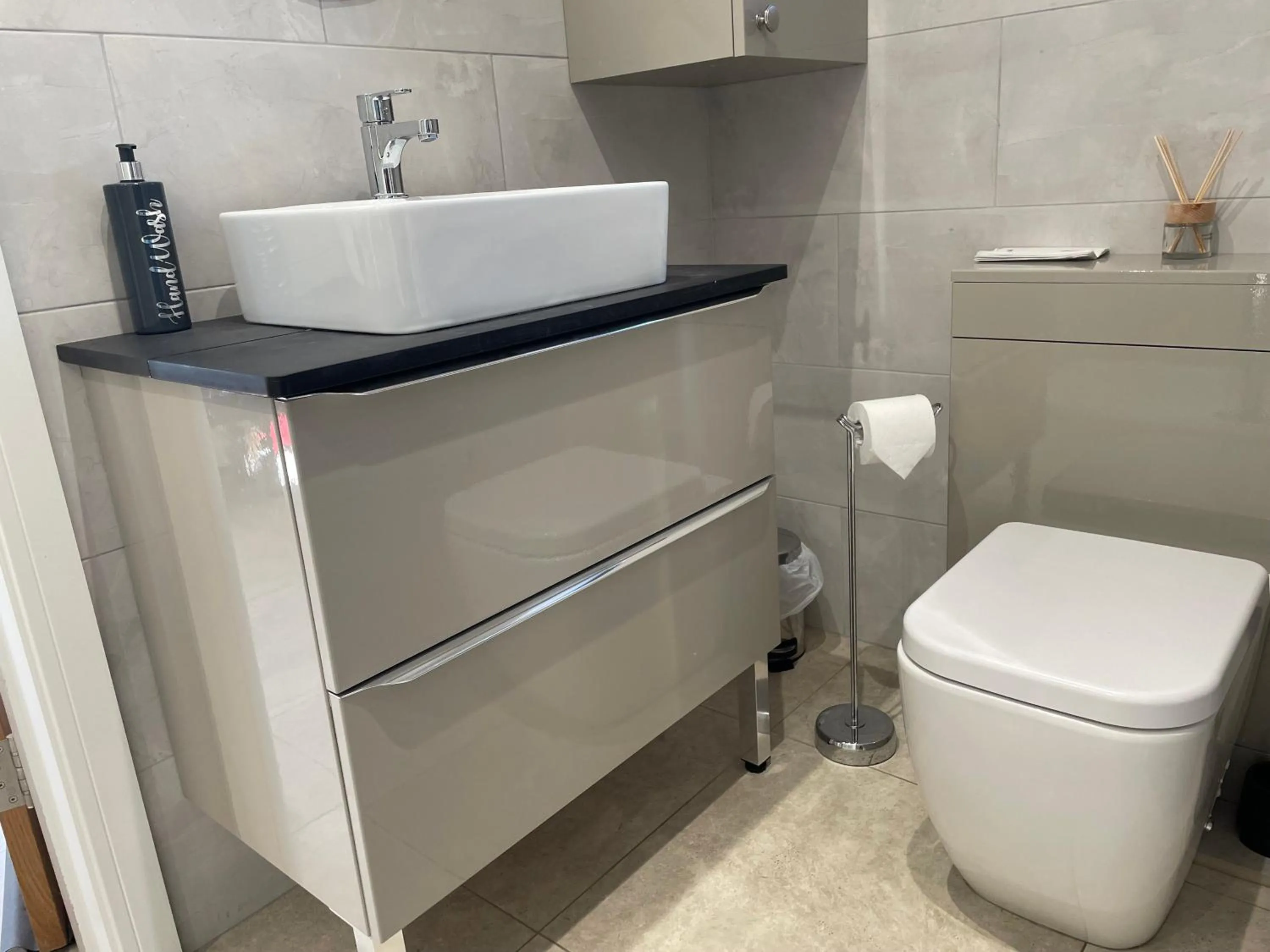 Toilet in The Paddocks - Spacious annexe with rural outlook.