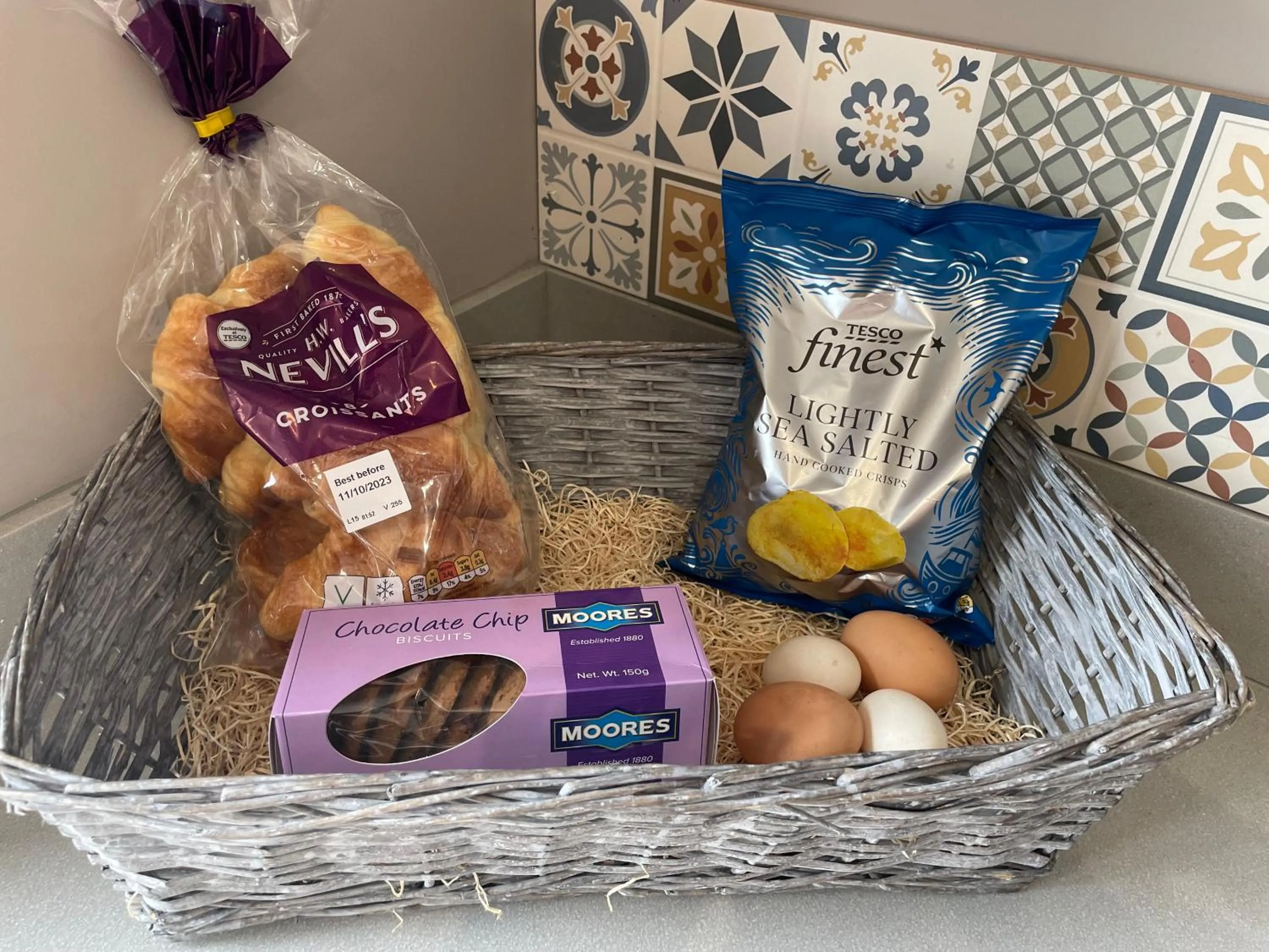 Food and drinks in The Paddocks - Spacious annexe with rural outlook.