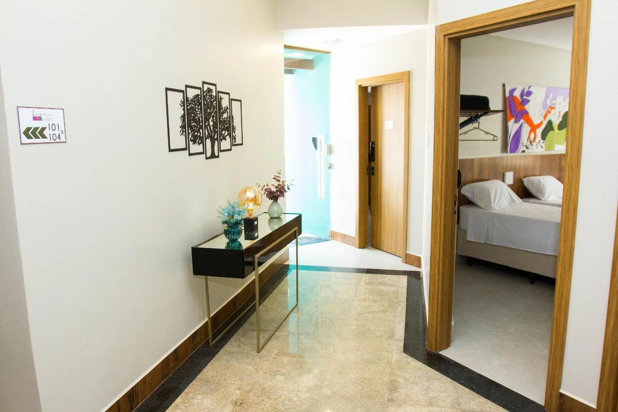 Living room, Bed in Fiori Suítes