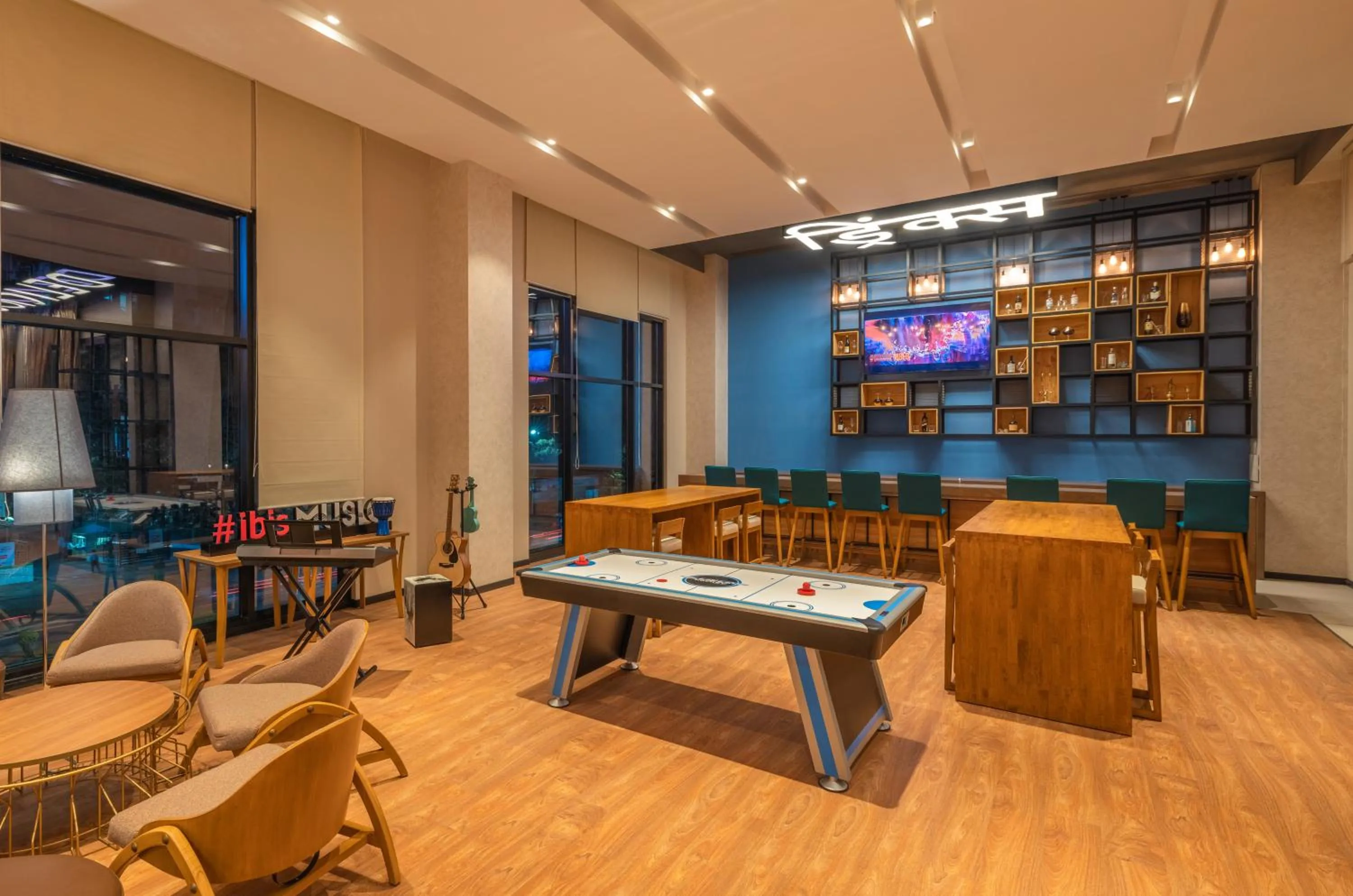 Lounge or bar in ibis Thane - An Accor Brand