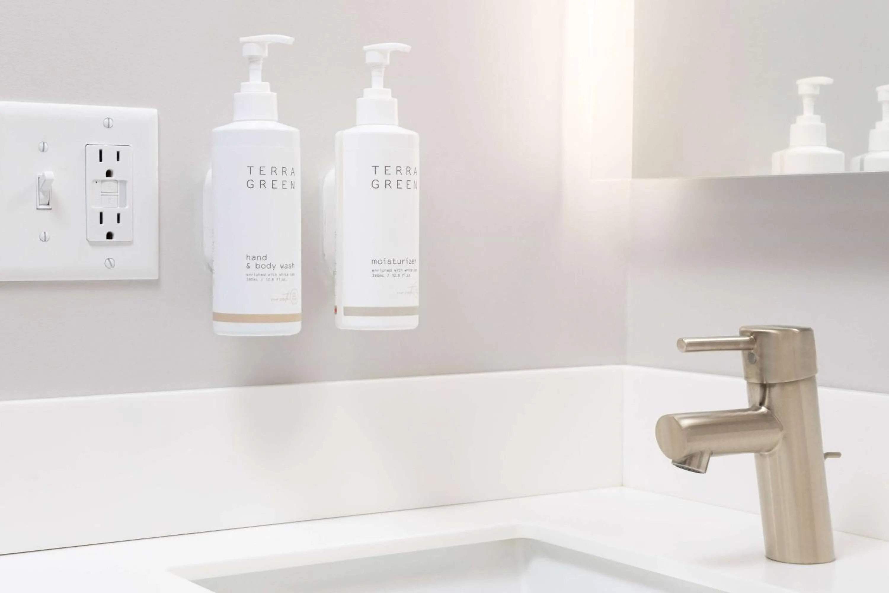 TV and multimedia in Microtel Inn & Suites by Wyndham Macedon