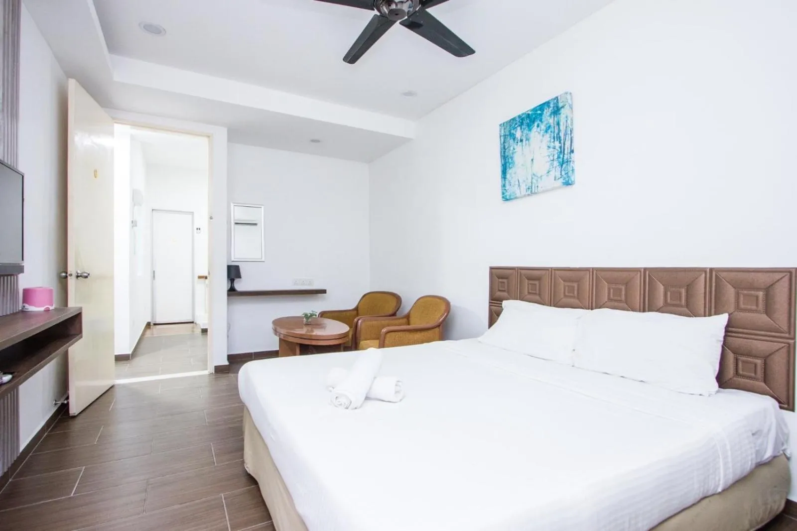 Bed in Nautilus Bay Home Inn