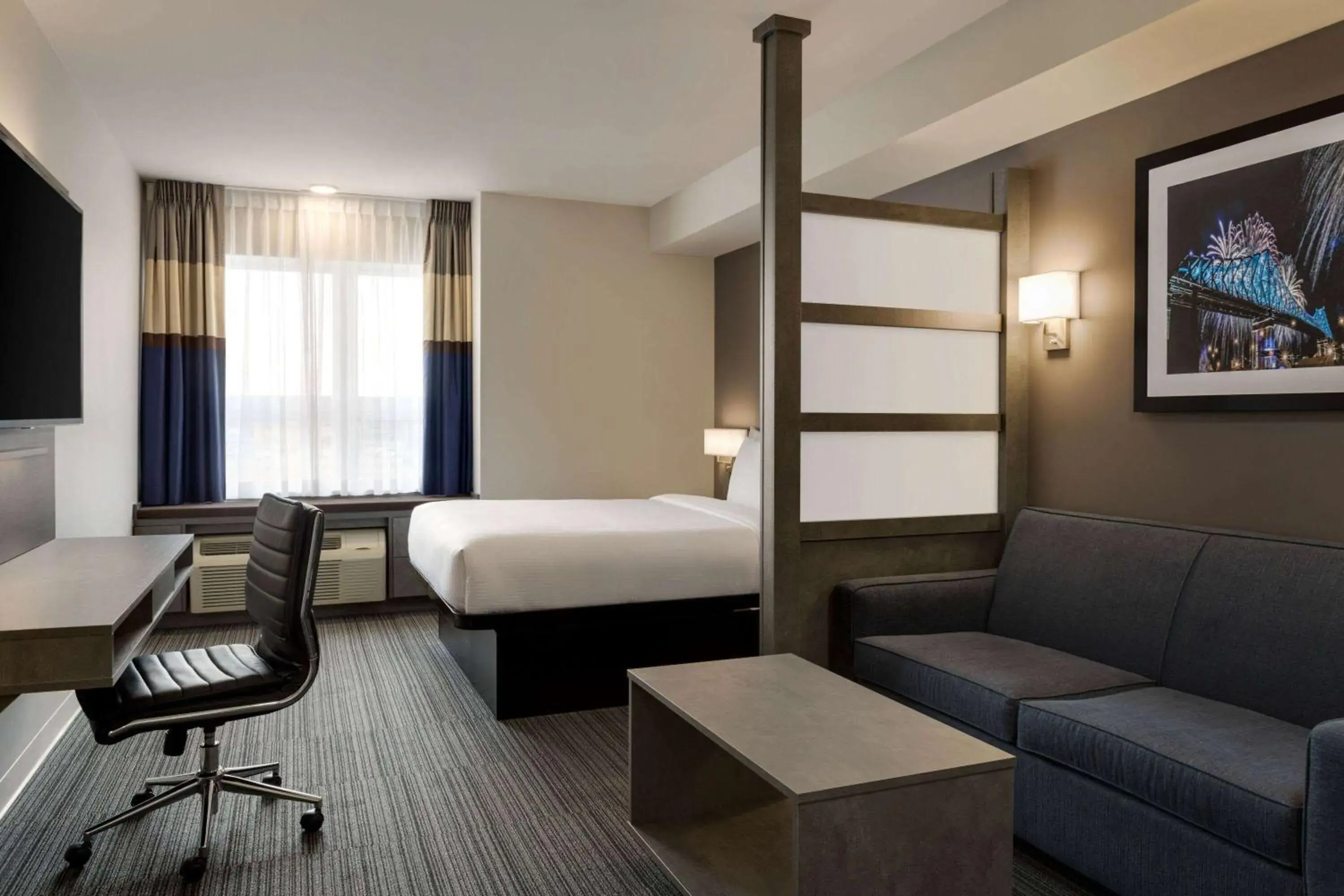 Photo of the whole room, Bed in Microtel Inn & Suites by Wyndham Boisbriand Photo of the whole room, Bed in Microtel Inn & Suites by Wyndham Boisbriand