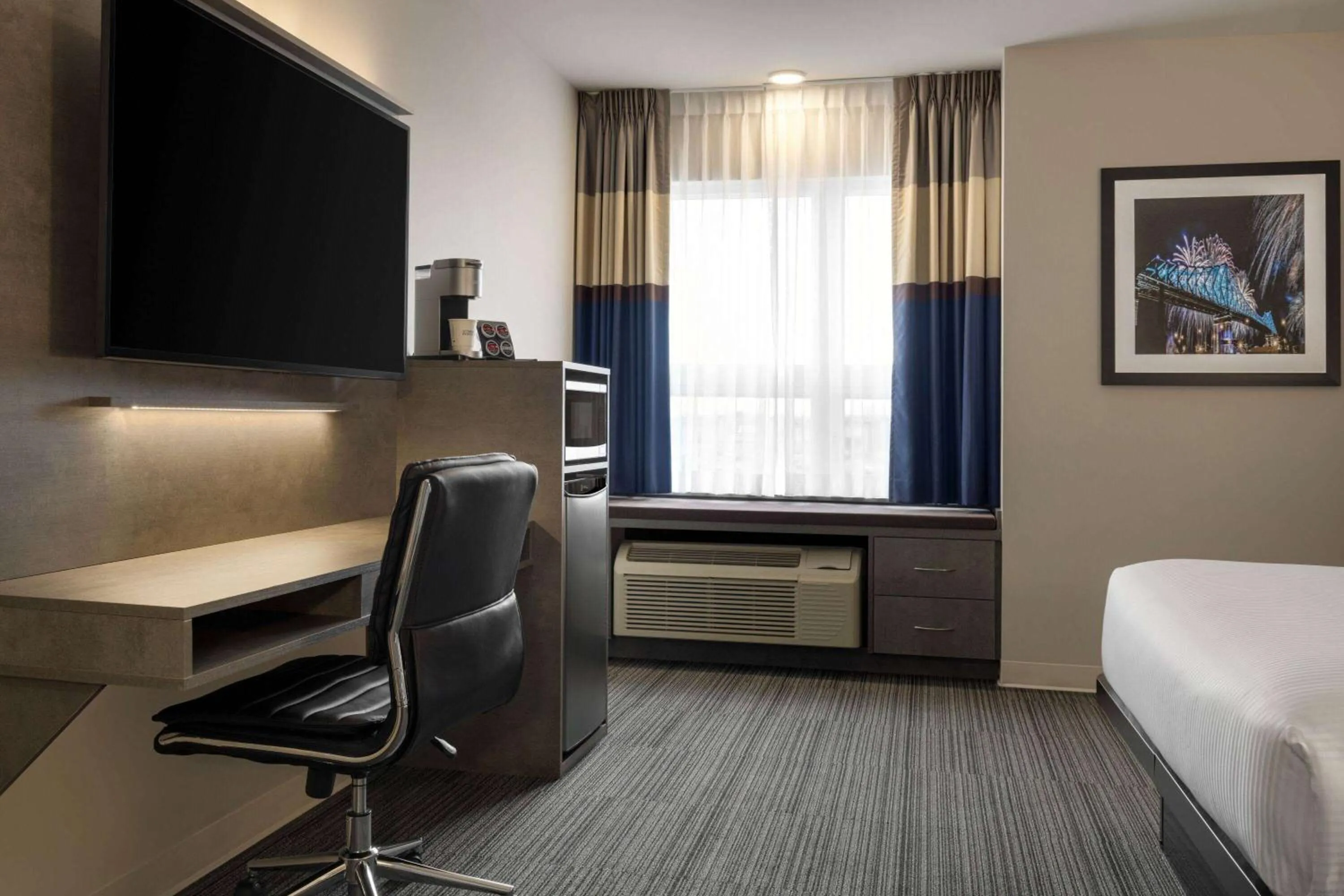Photo of the whole room, Bed in Microtel Inn & Suites by Wyndham Boisbriand