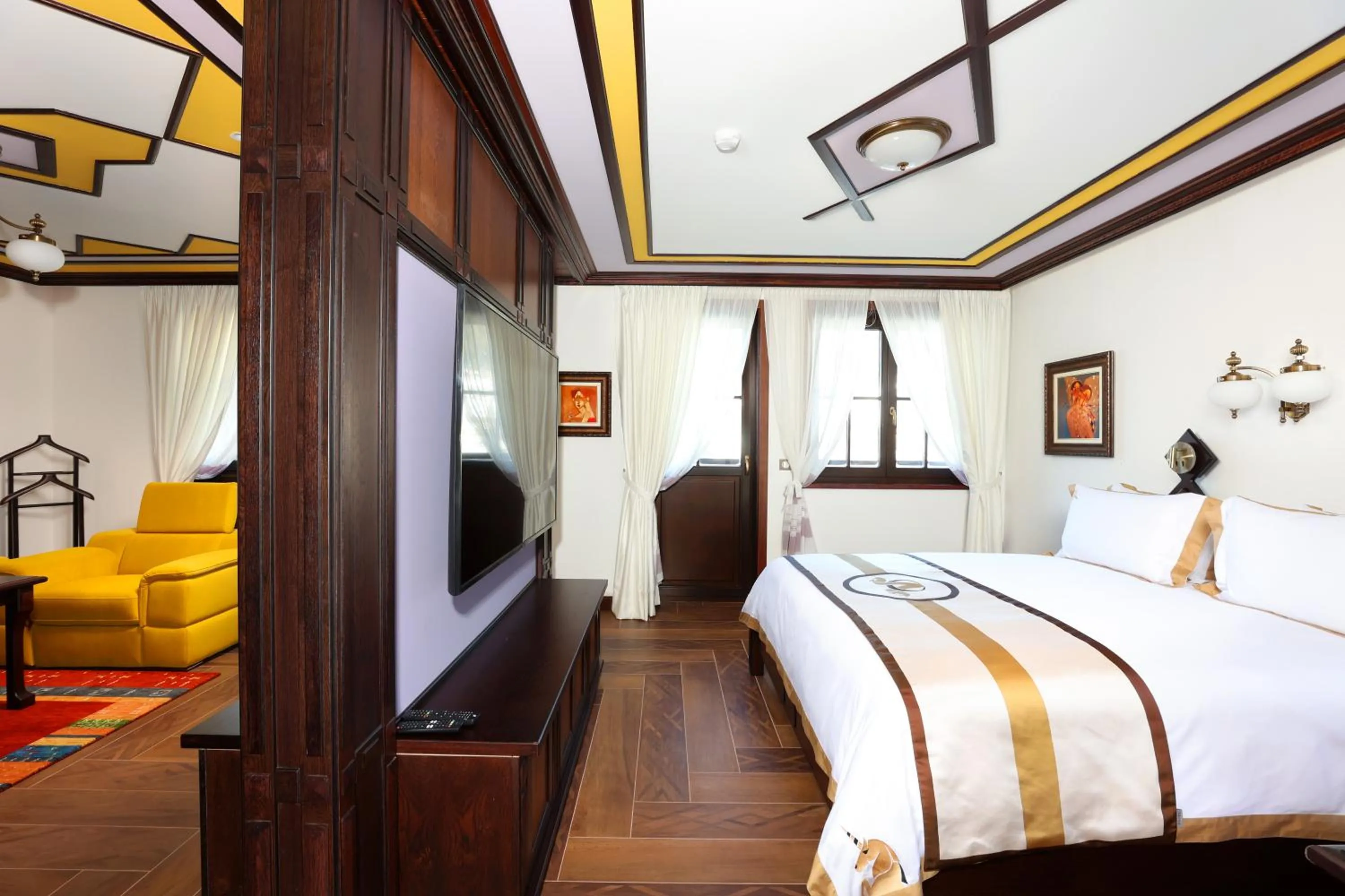 Communal lounge/ TV room, Bed in Armaco Residence