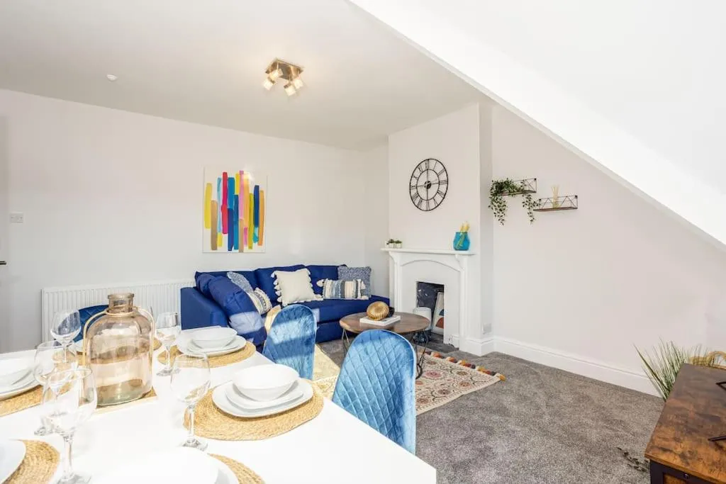 Beautiful newly refurbished apartment close to the promenade.