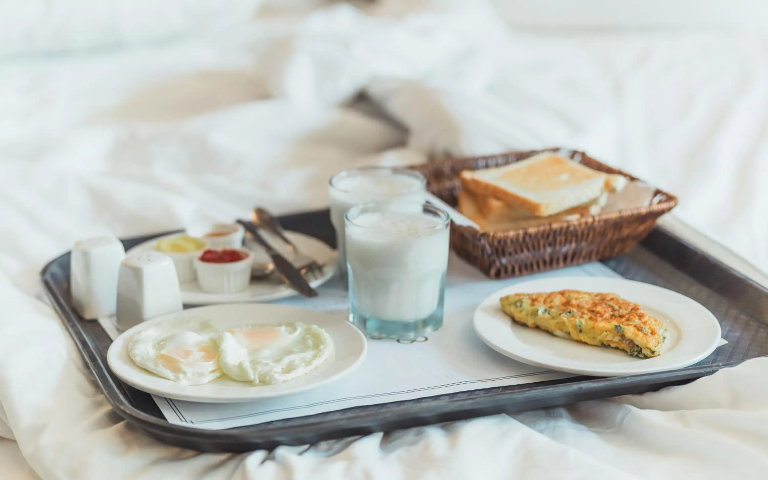 Breakfast, Bed in Hillside Residence E-7 by Paramount Hospitality
