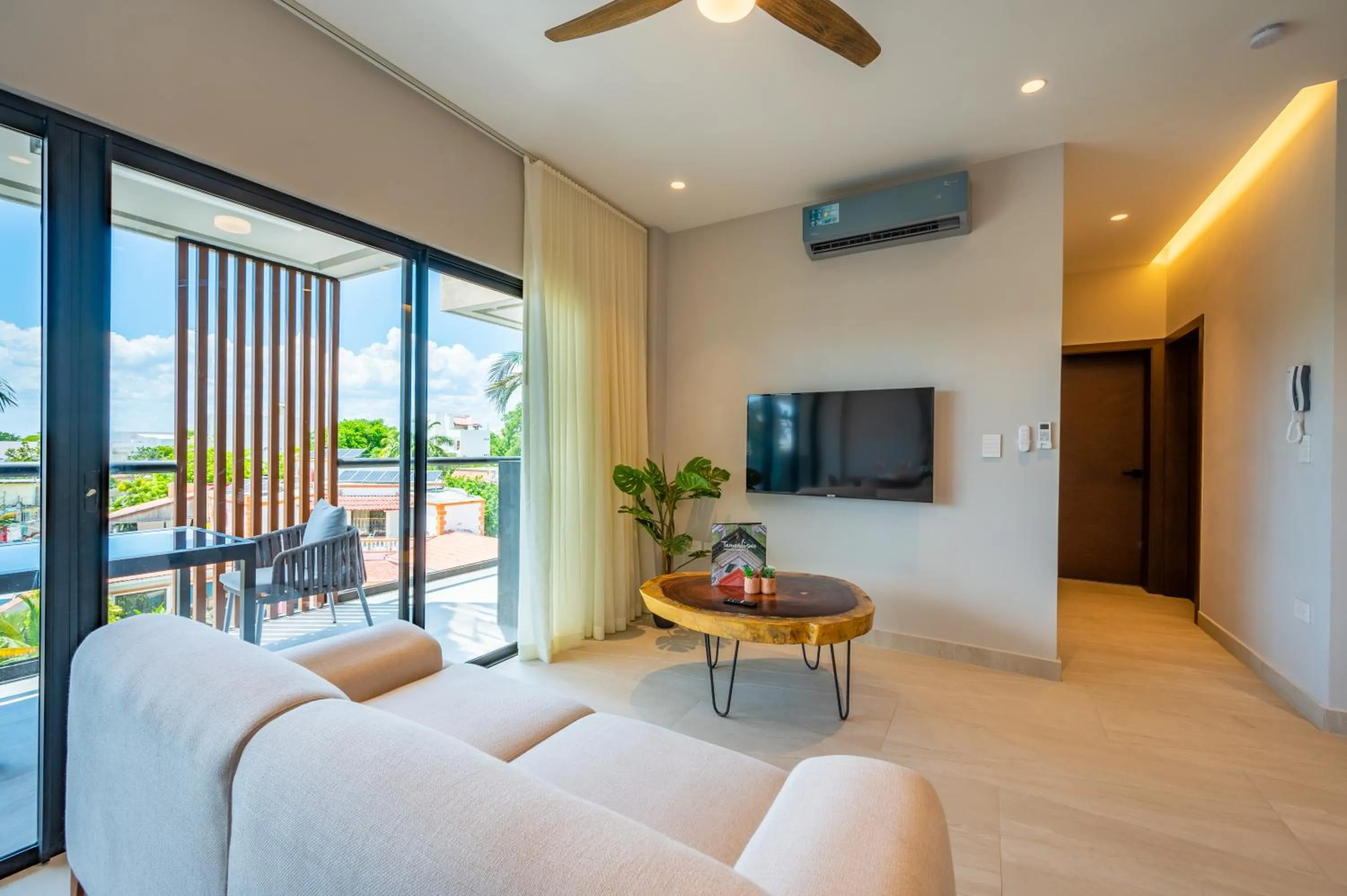 Communal lounge/ TV room in Kippal - Modern Oasis - ApartHotel