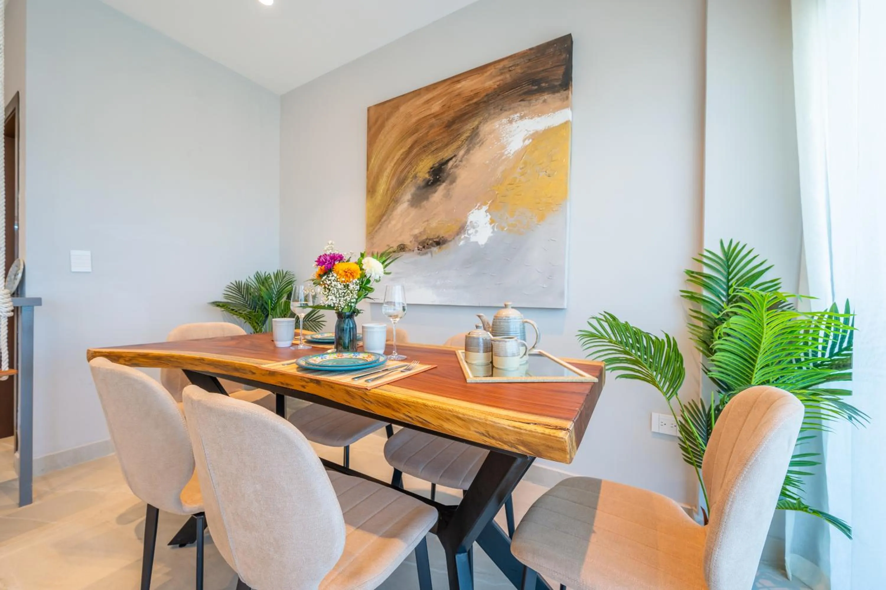 Dining area in Kippal - Modern Oasis - ApartHotel