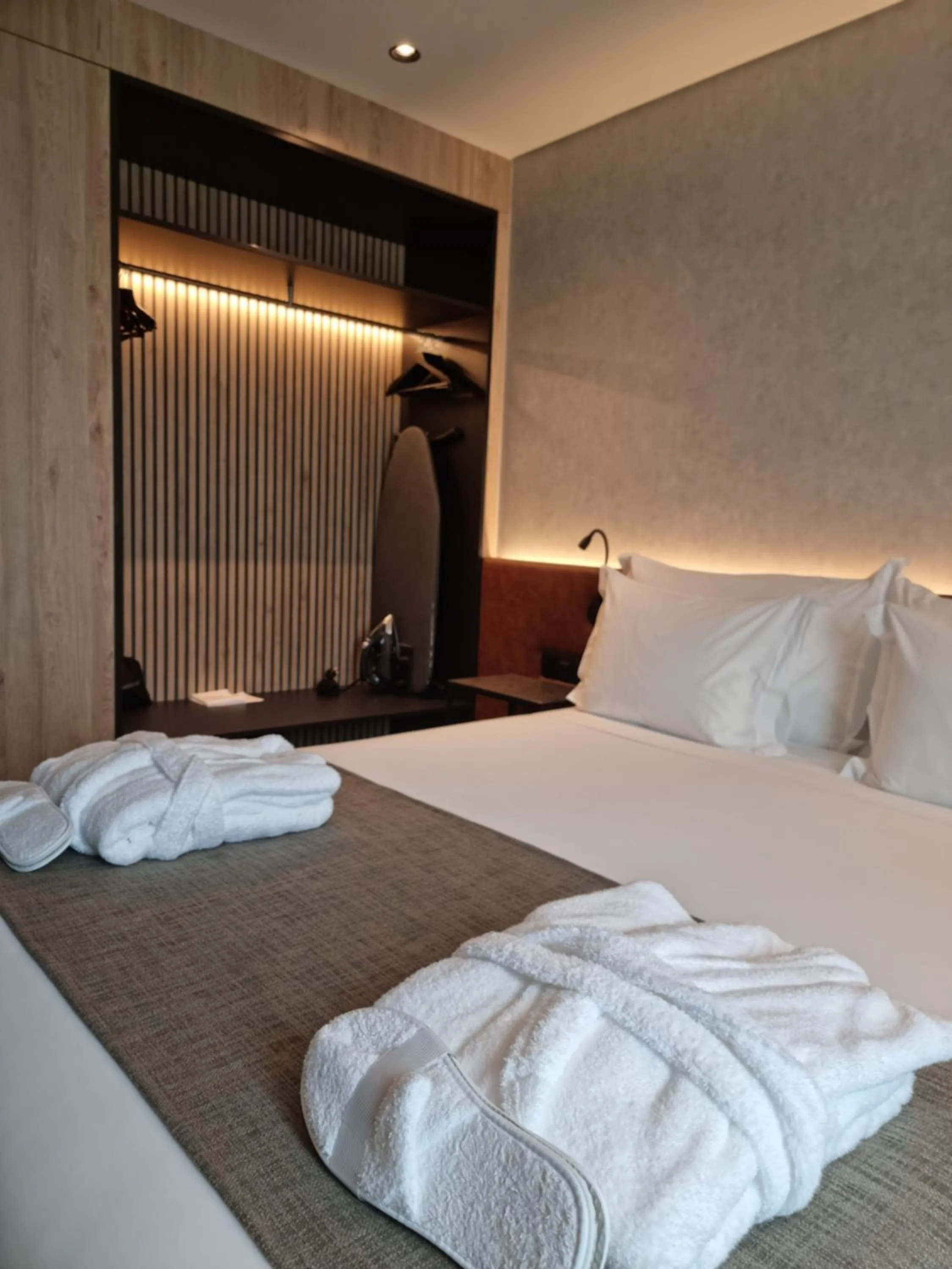 wardrobe, Bed in Hotel Principe Avila