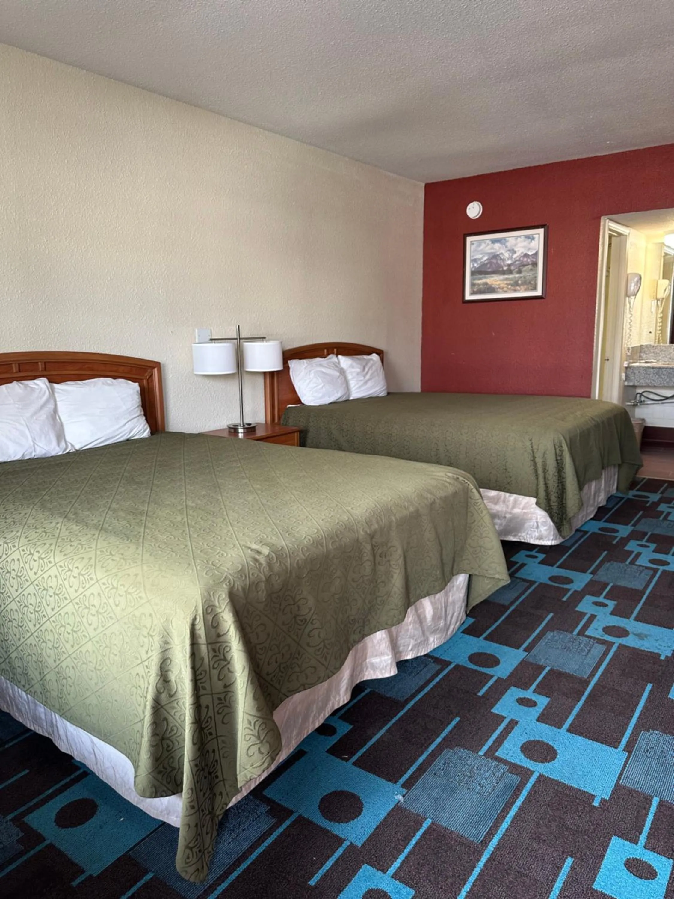 Bedroom, Bed in Travel Inn lackland Sea World