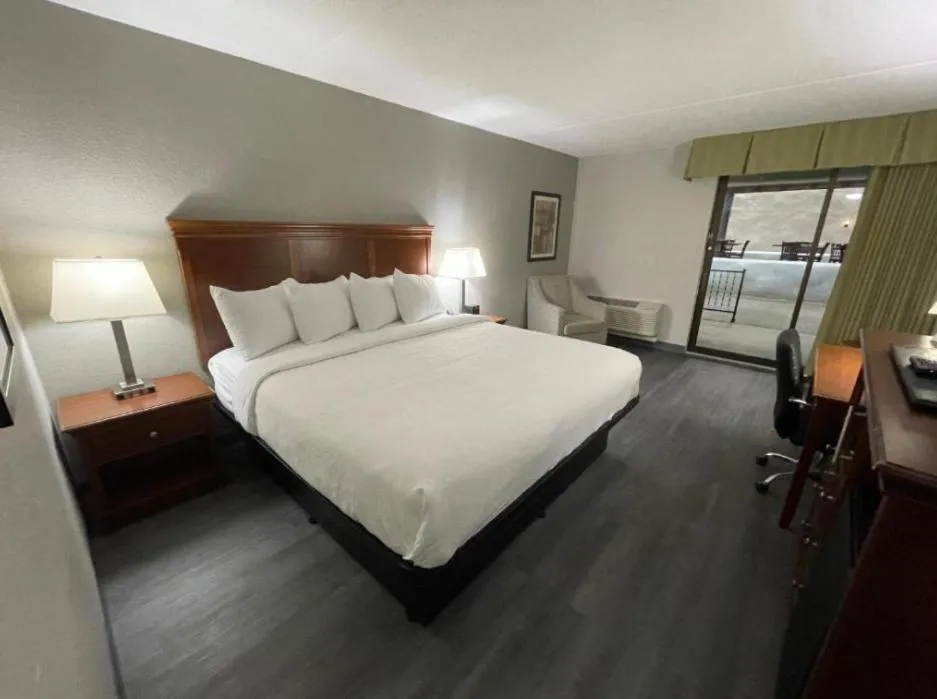 Photo of the whole room, Bed in Pine Lake Resort and Banquets