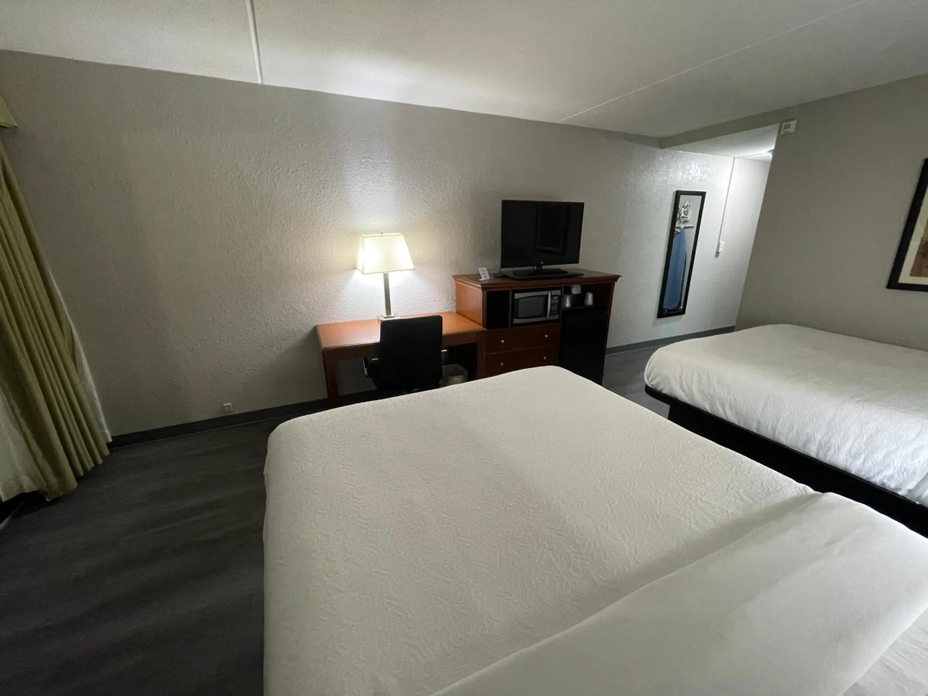 Bedroom, Bed in Pine Lake Resort and Banquets