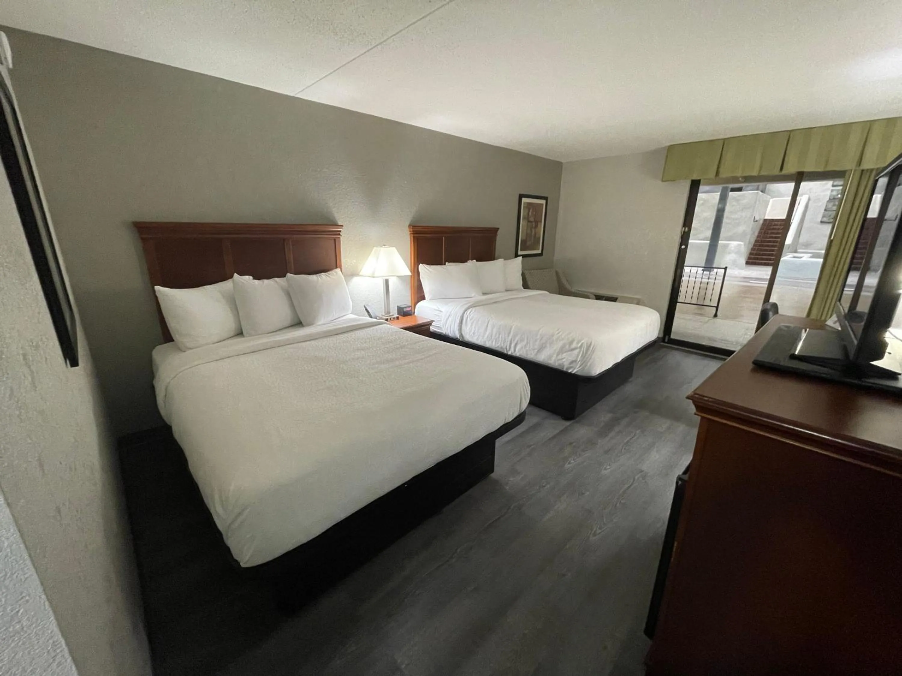 Photo of the whole room, Bed in Pine Lake Resort and Banquets