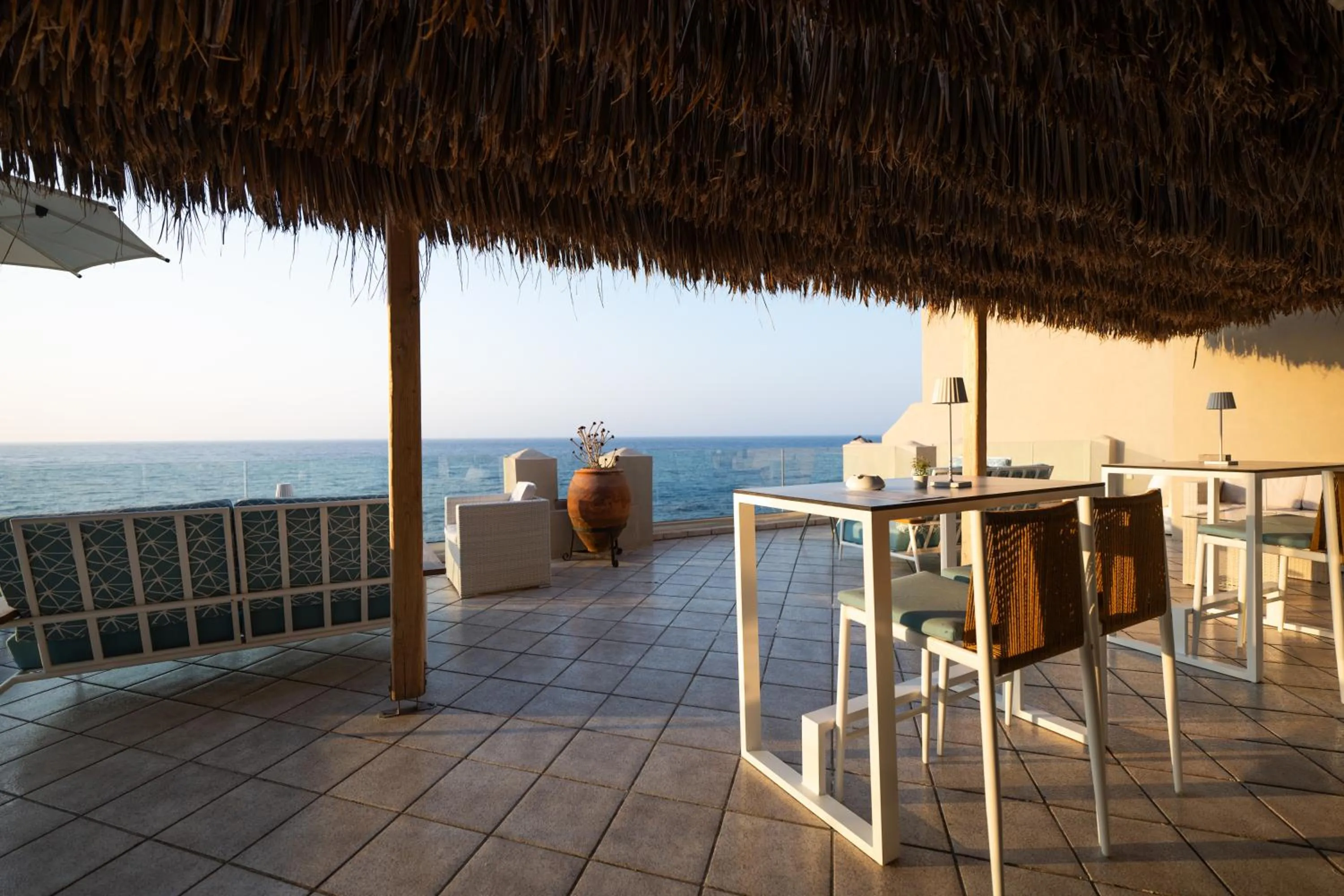 Cavos Bay Hotel & Studios