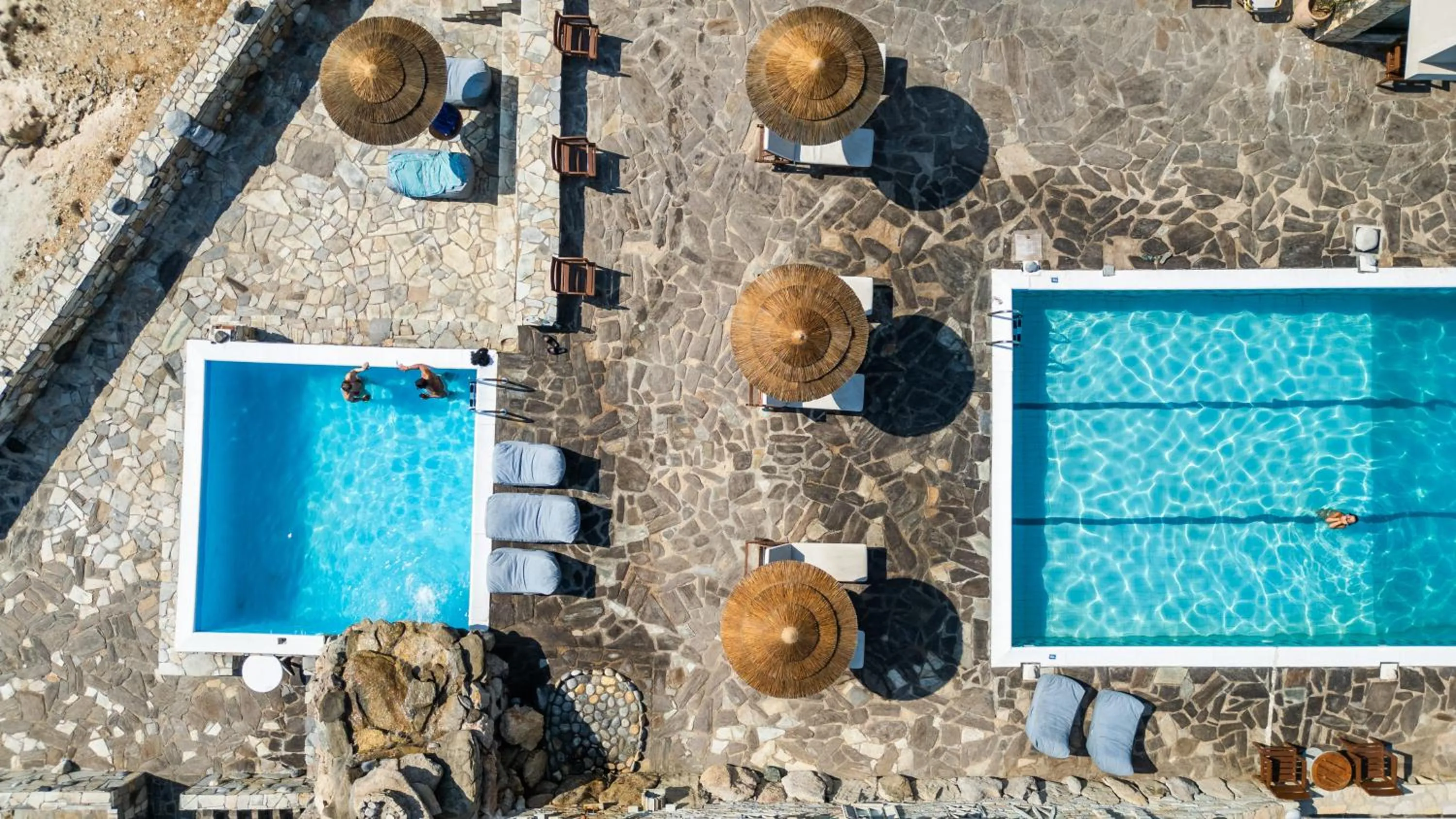 Cavos Bay Hotel & Studios