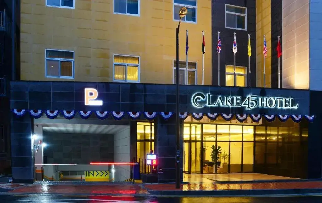 Property building in Lake 45 Hotel Property building in Lake 45 Hotel